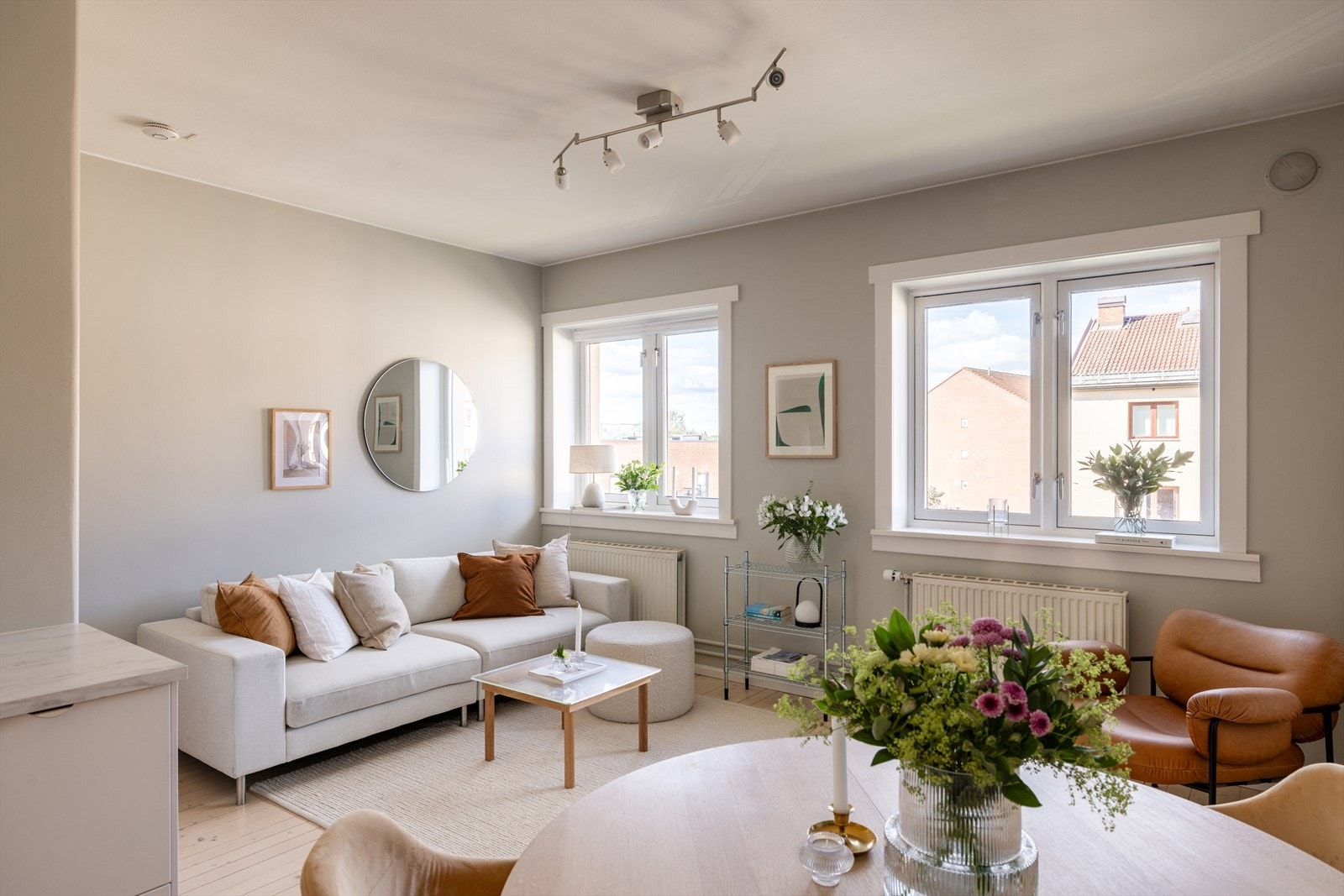 Romslig stue med god plass til sofa, spisebord og tilhørende møblement. Galleribilde