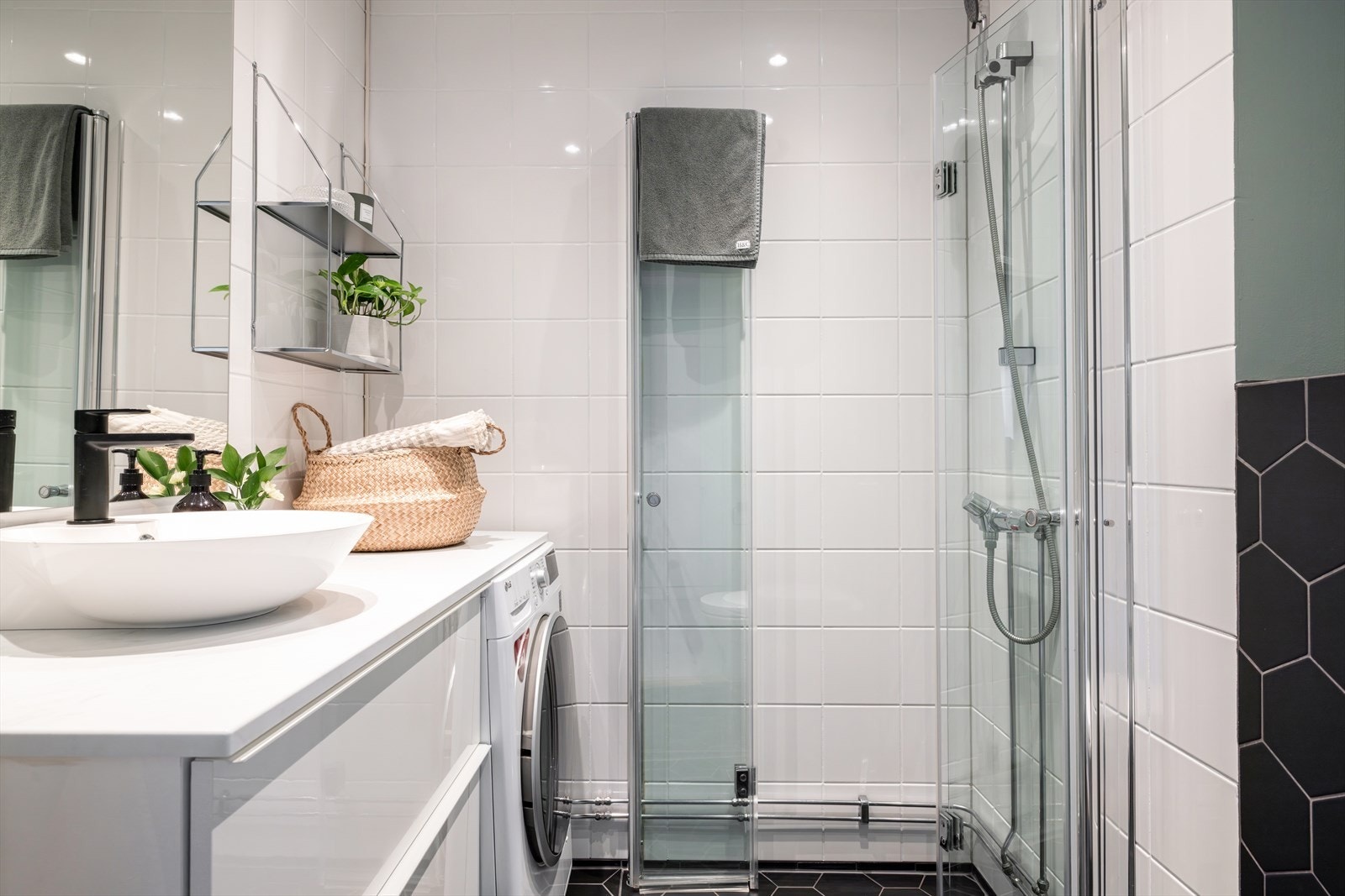 Moderne og innbydende bad fra 2000 som er overflateoppusset i 2019 med stilige hexagonfliser. Galleribilde