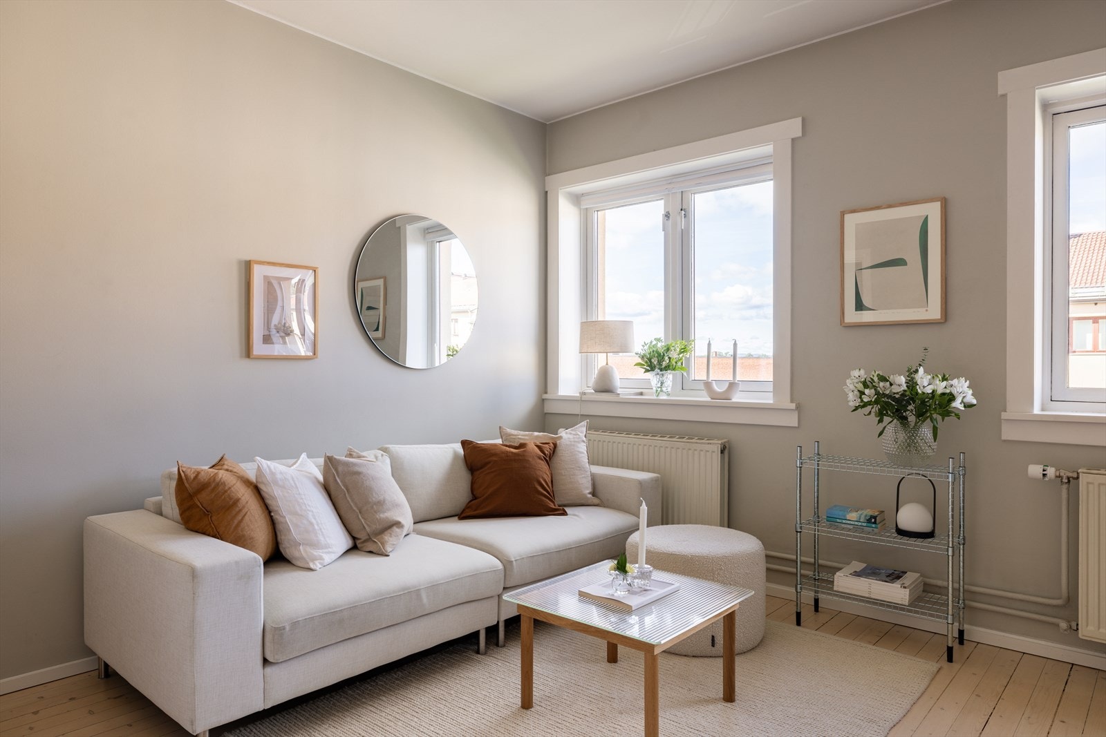 Stuen har en behagelig og innbydende atmosfære, med store vindusflater som slipper inn rikelig med naturlig lys. Galleribilde