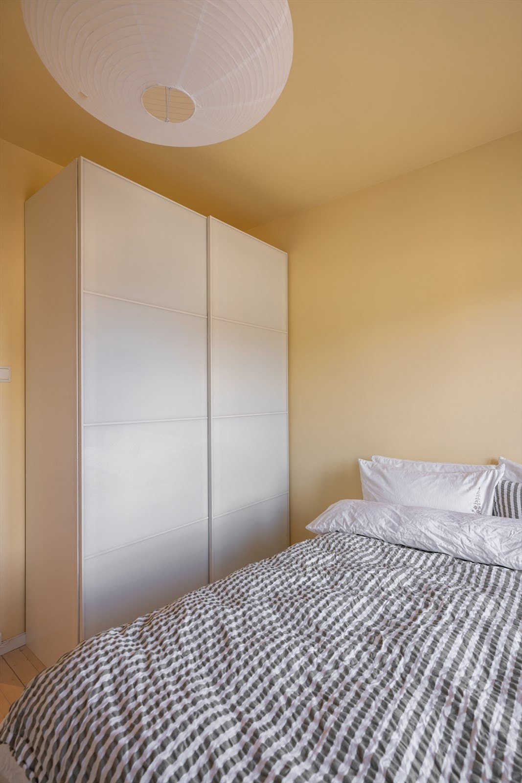 Soverommet har et praktisk garderobeskap med gode oppbevaringsmuligheter. Galleribilde