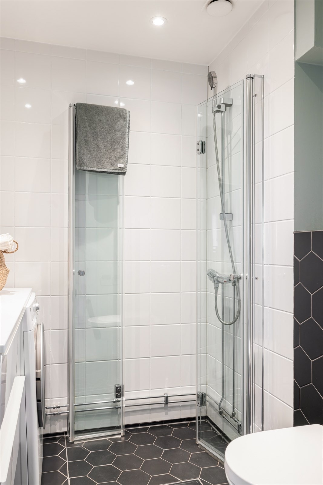 Innredningen består av servant med benkeplate, praktiske skuffeseksjoner, speil, dusjsone og vegghengt toalett. Galleribilde