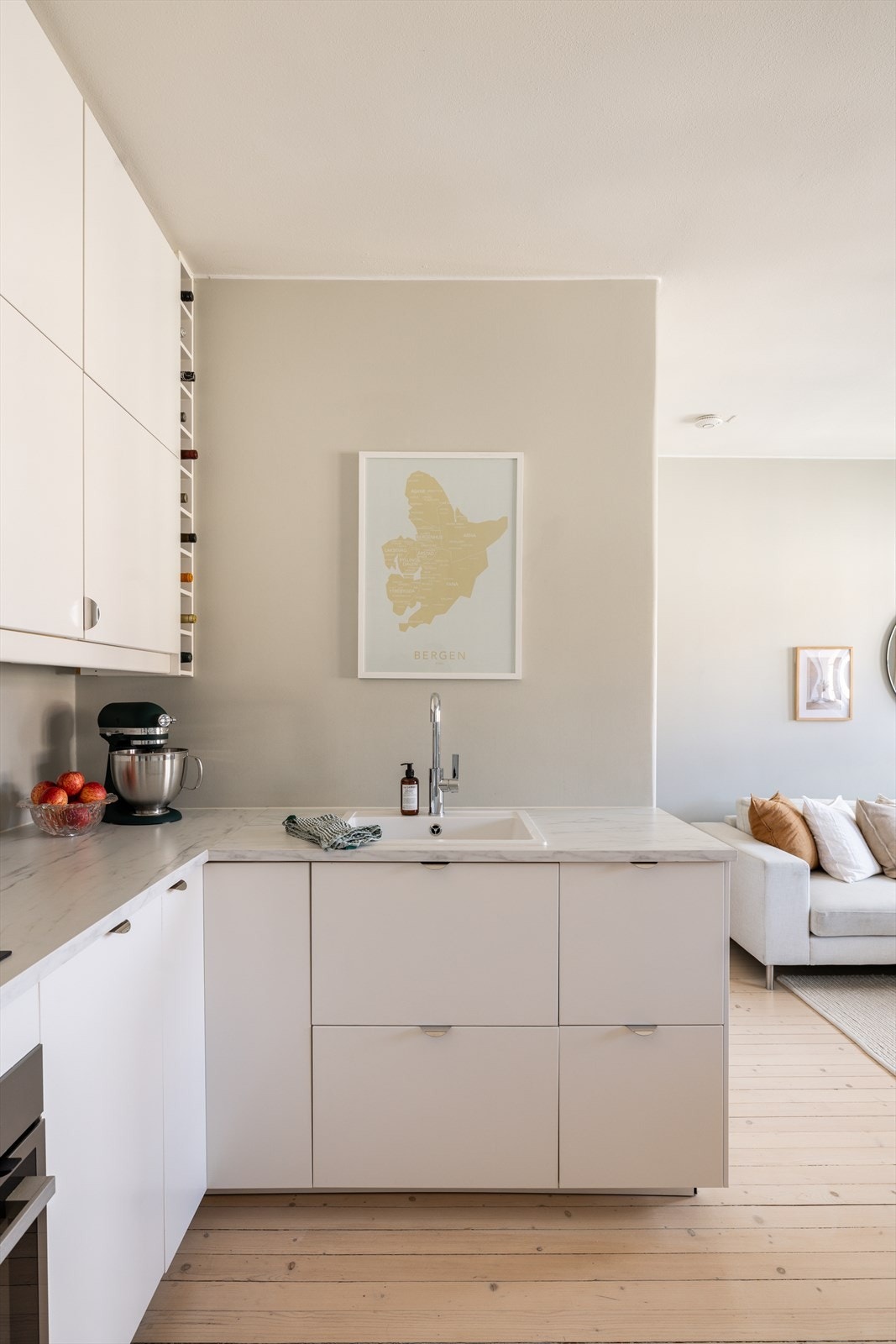 Kjøkkenet er utstyrt med integrerte hvitevarer som stekeovn, platetopp, oppvaskmaskin og kjøleskap med fryser. Galleribilde