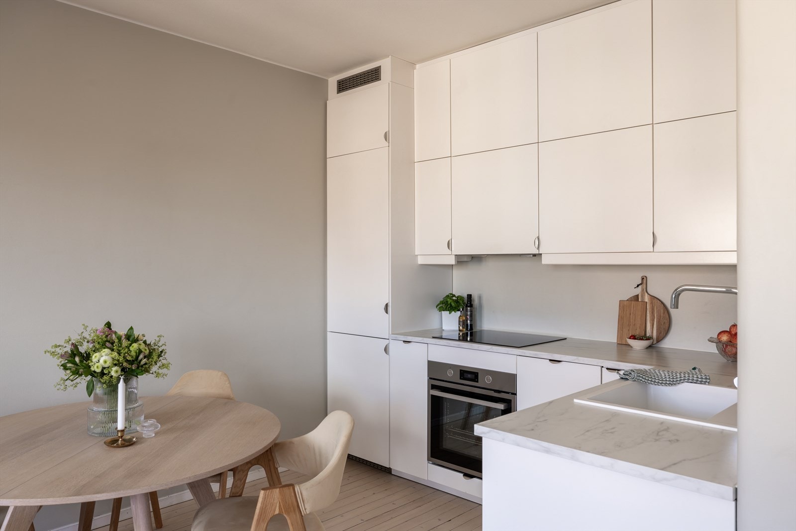 Kjøkkenet har svært god oppbevaringsplass med overskap som går helt opp til taket - praktisk og plassbesparende løsning som gir rikelig med lagringsmuligheter. Galleribilde