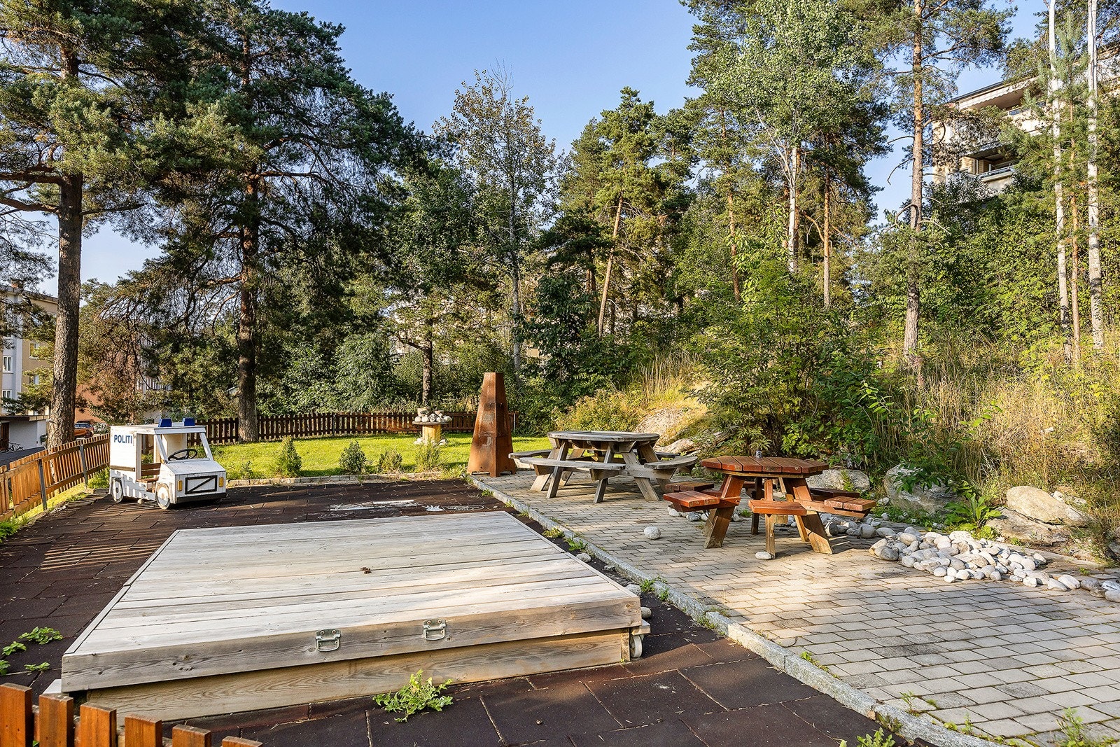 Borettslaget har trivelige felles utearealer som innbyr til lek, rekreasjon og sosiale sammenkomster. Galleribilde
