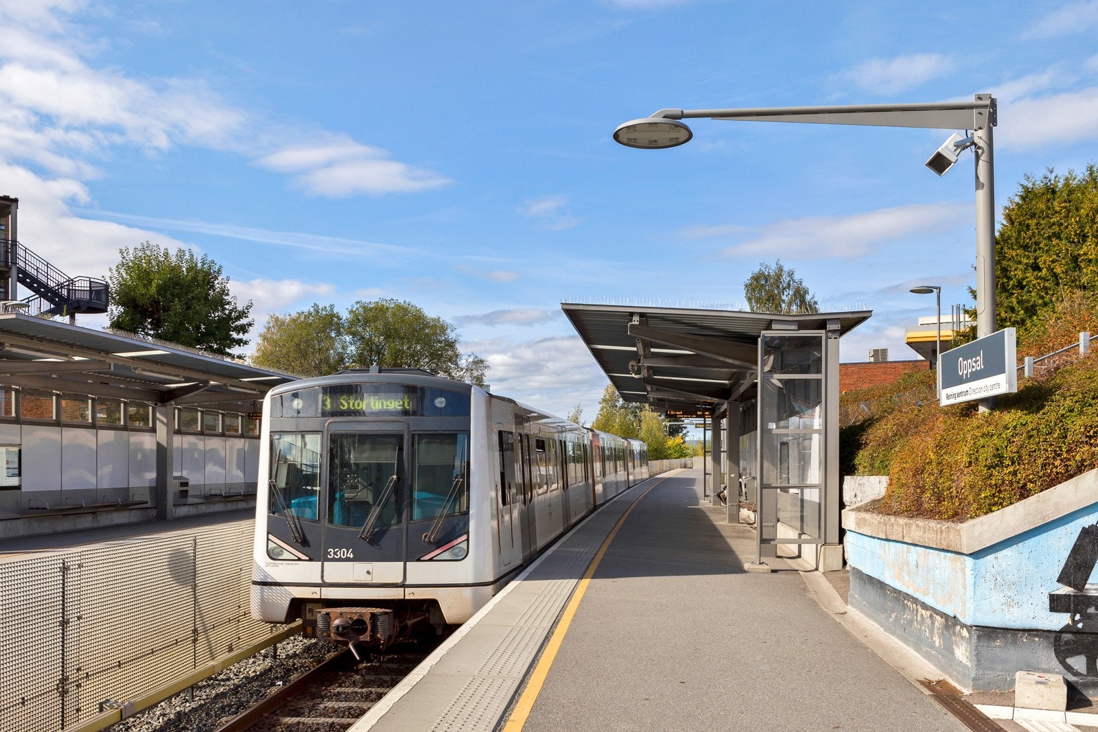 Fra leiligheten er det kort vei til kollektivtransport - kun 2 minutter til bussholdeplassen og ca. 10 minutters gange til Godlia T-banestasjon. Galleribilde