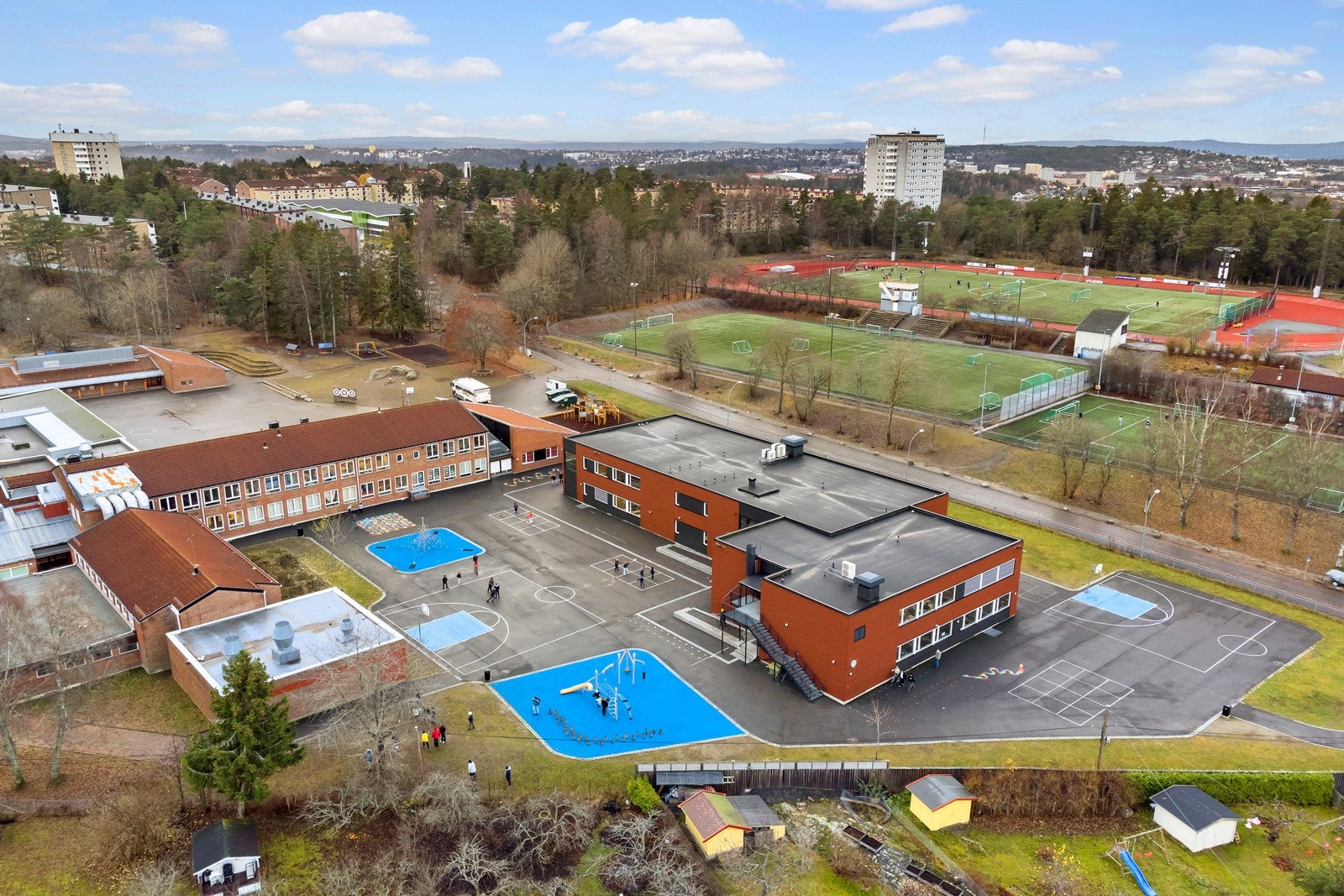 Boligen ligger i et familievennlig område med kort avstand til flere gode skoler og barnehager. For de minste er det flere barnehager i nærområdet, mens barneskole og ungdomsskole nås enkelt til fots eller med kort busstur. Galleribilde