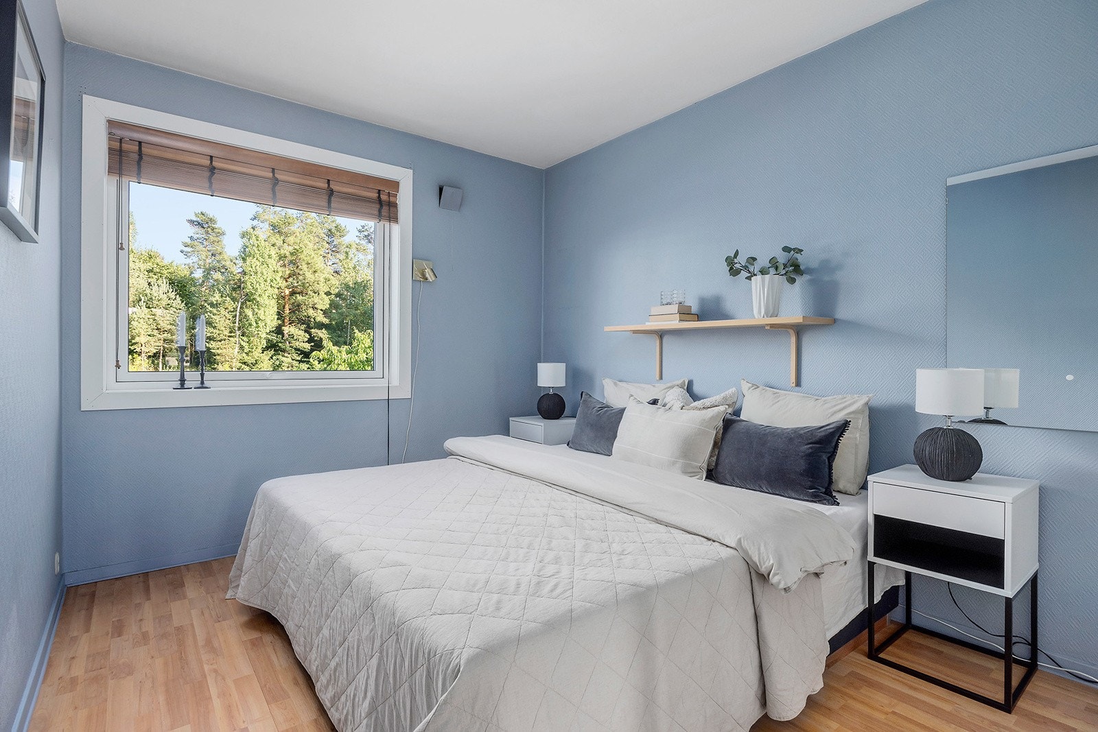 Hovedsoverom med plass til dobbeltseng og garderobe Galleribilde