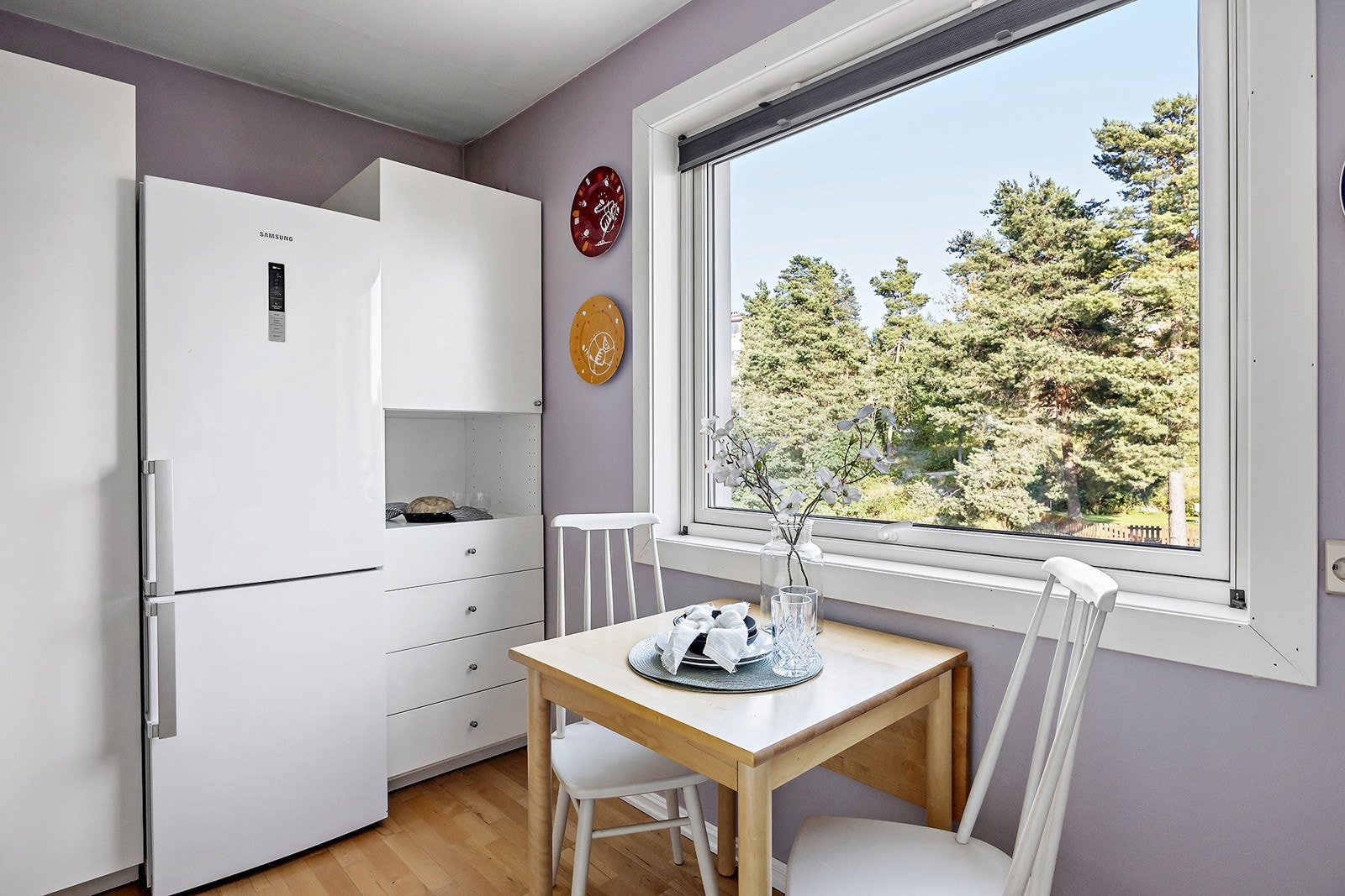 Kjøkken med plass til spisebord - et naturlig samlingspunkt Galleribilde