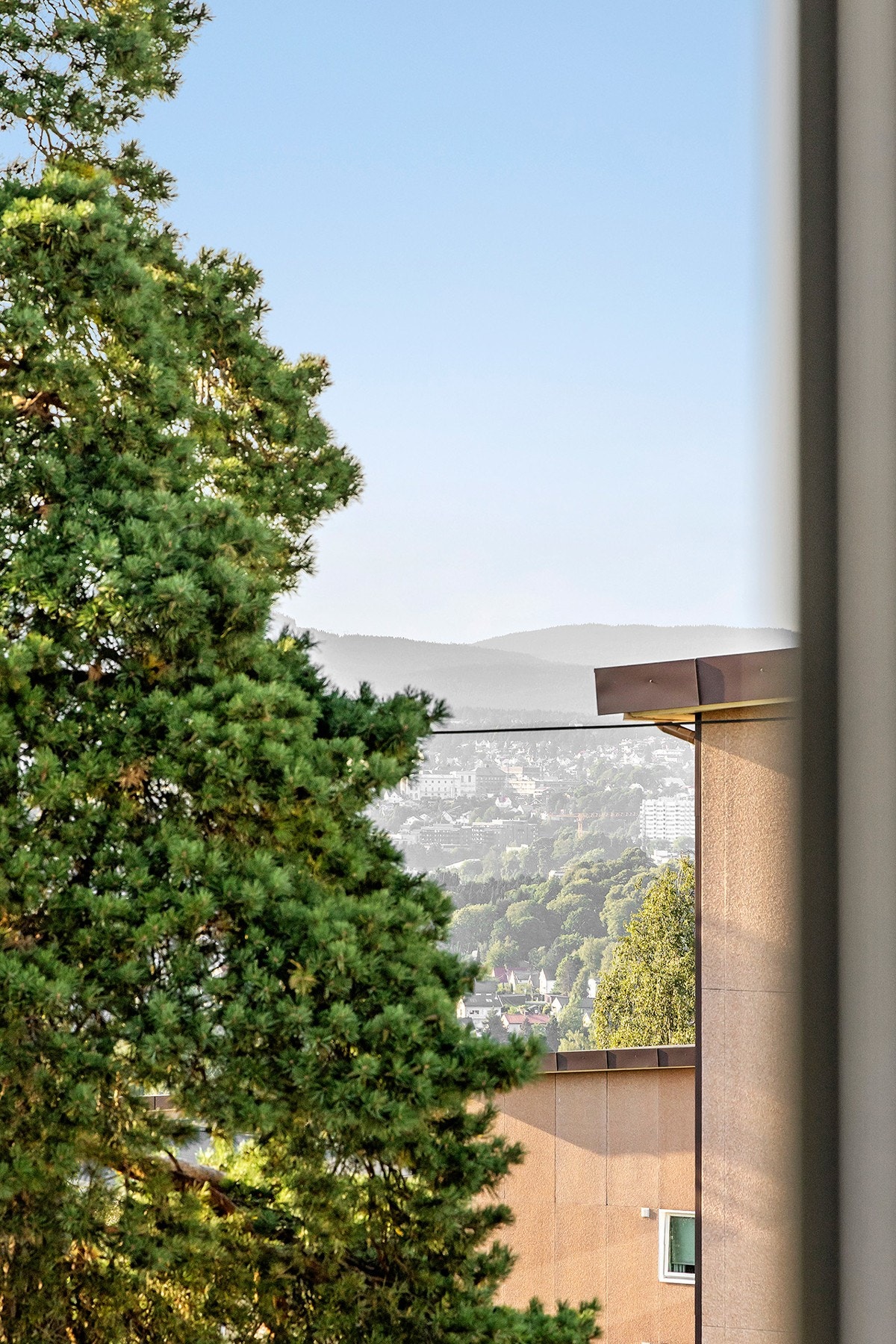 Beliggenheten i 3. etasje gir både luftige utsyn og solrike kvelder. Galleribilde