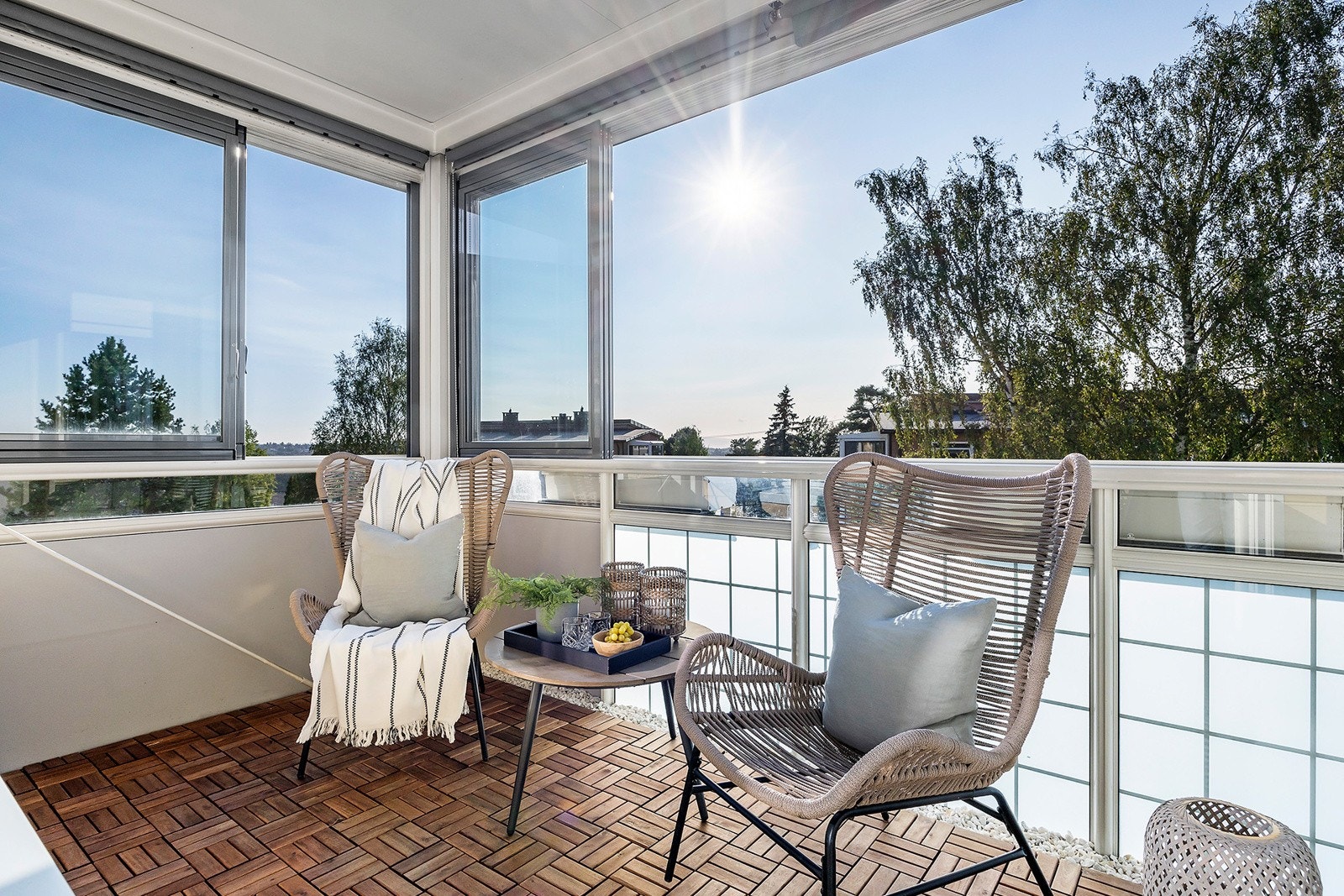 Solrik innglassetbalkong med plass til utemøbler Galleribilde
