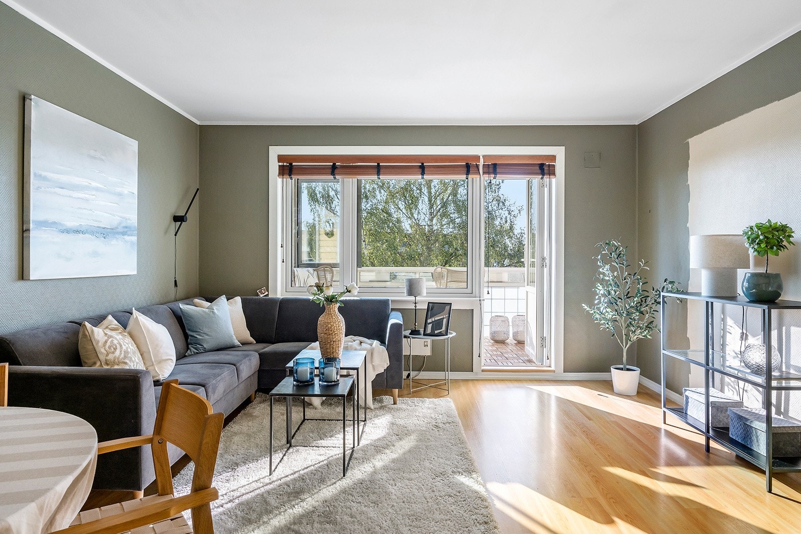 Lys og romslig stue med god plass til både sofa- og spisegruppe Galleribilde