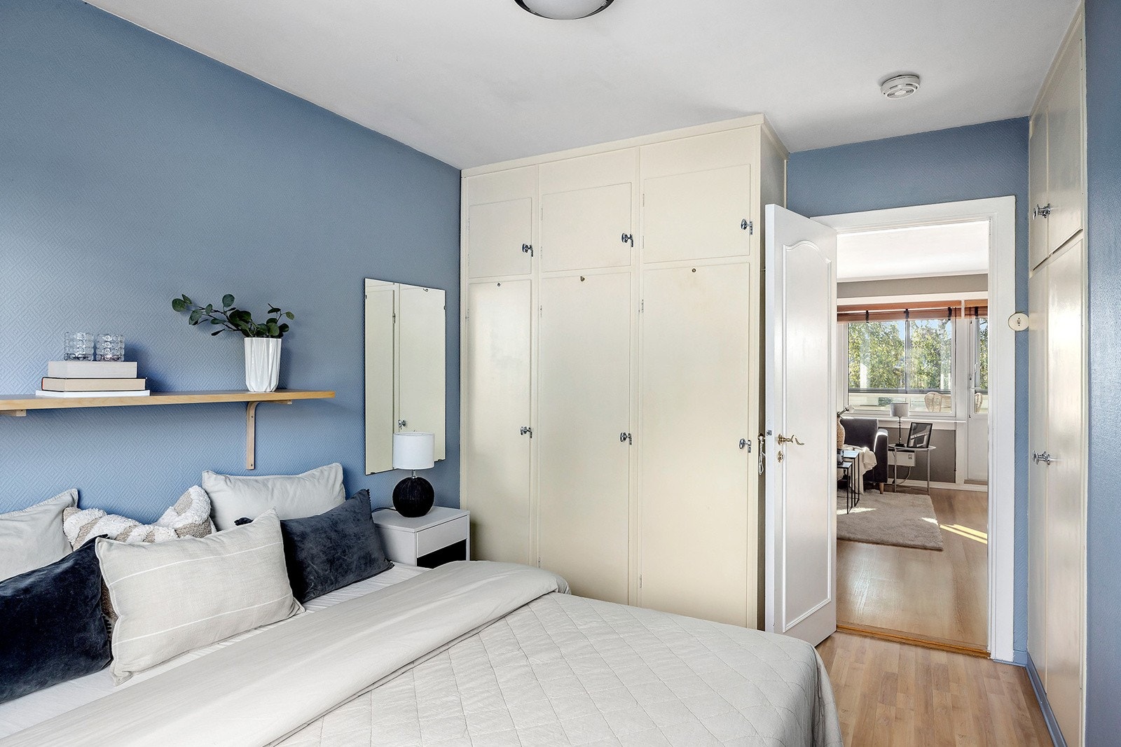 Praktisk innebygget garderobeskap Galleribilde