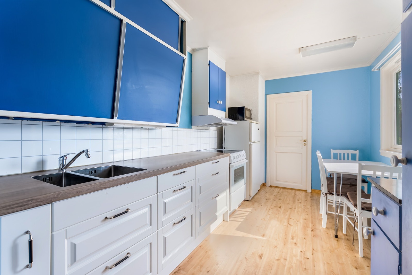 Kjøkken med inngang fra stue og gang. Galleribilde