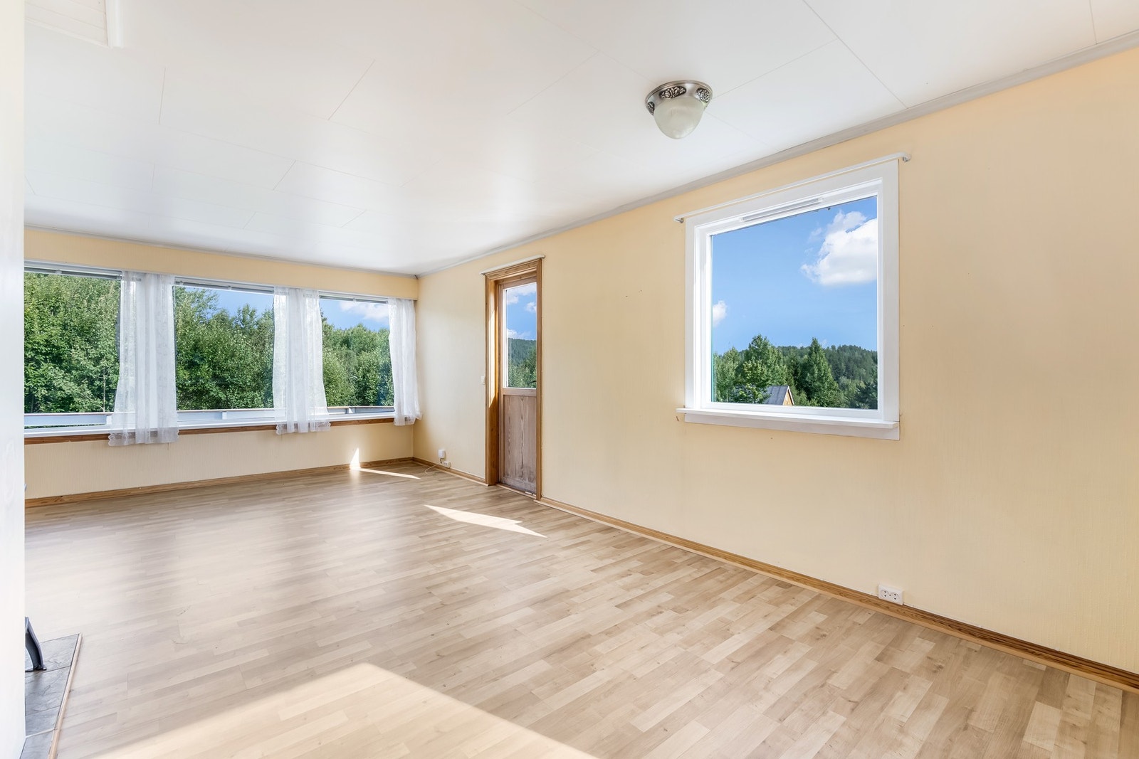 Spisestue med inngang til kjøkken. Galleribilde