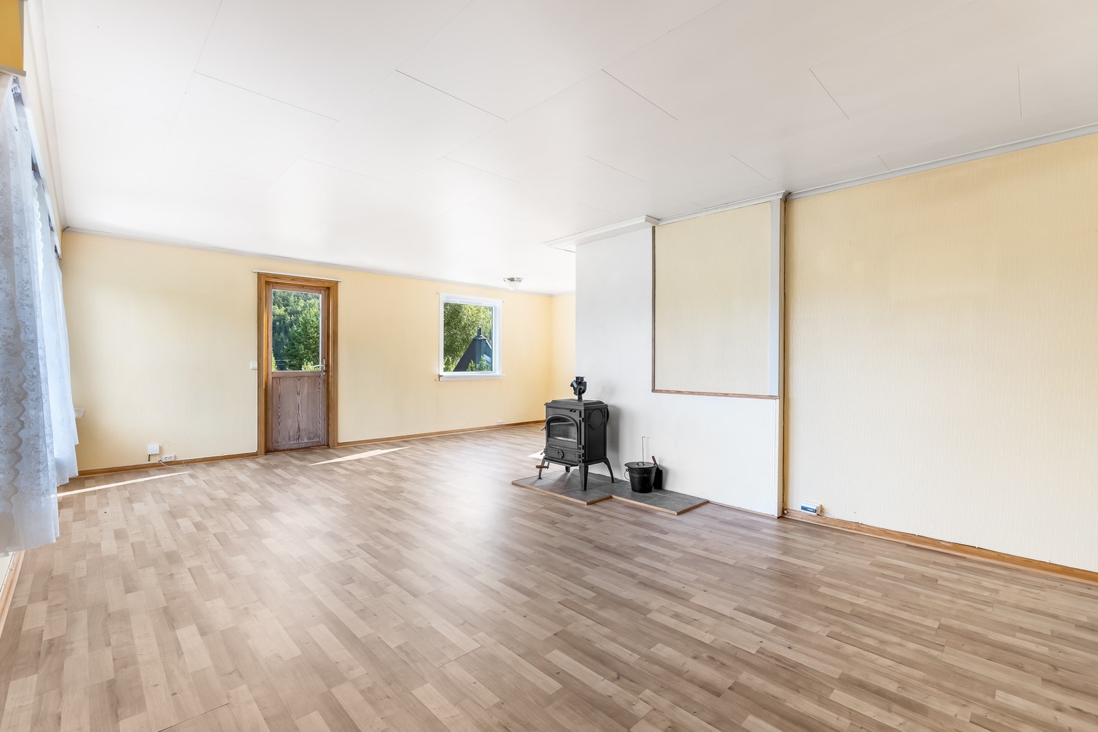 Utgang til terrasse fra stua. Galleribilde