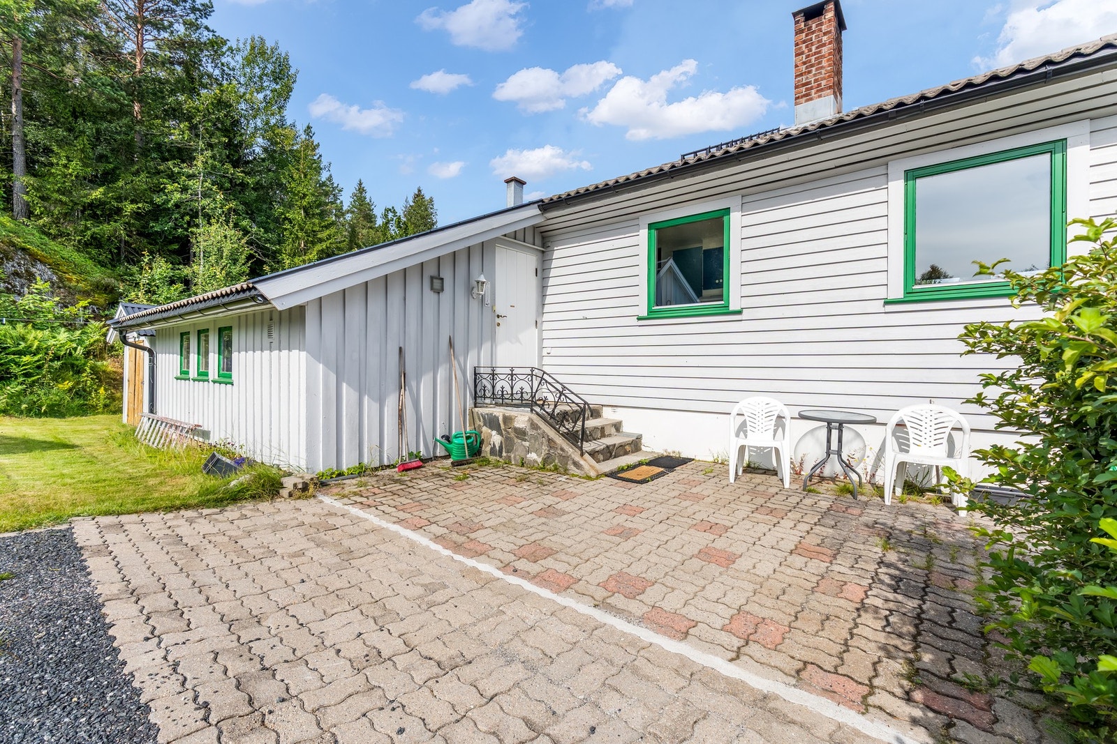 Belegningstein fremfor boligens inngangsparti. Galleribilde