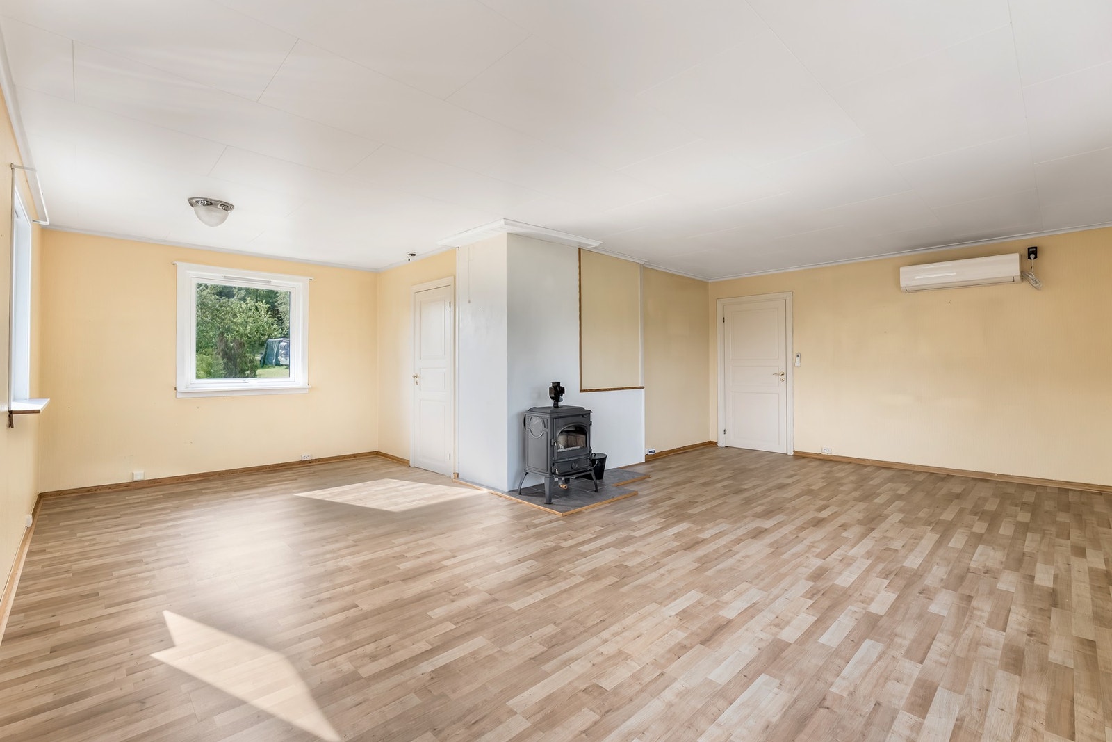 Romslig stue med peisovn og varmepumpe. Utgang til terrasse! Galleribilde