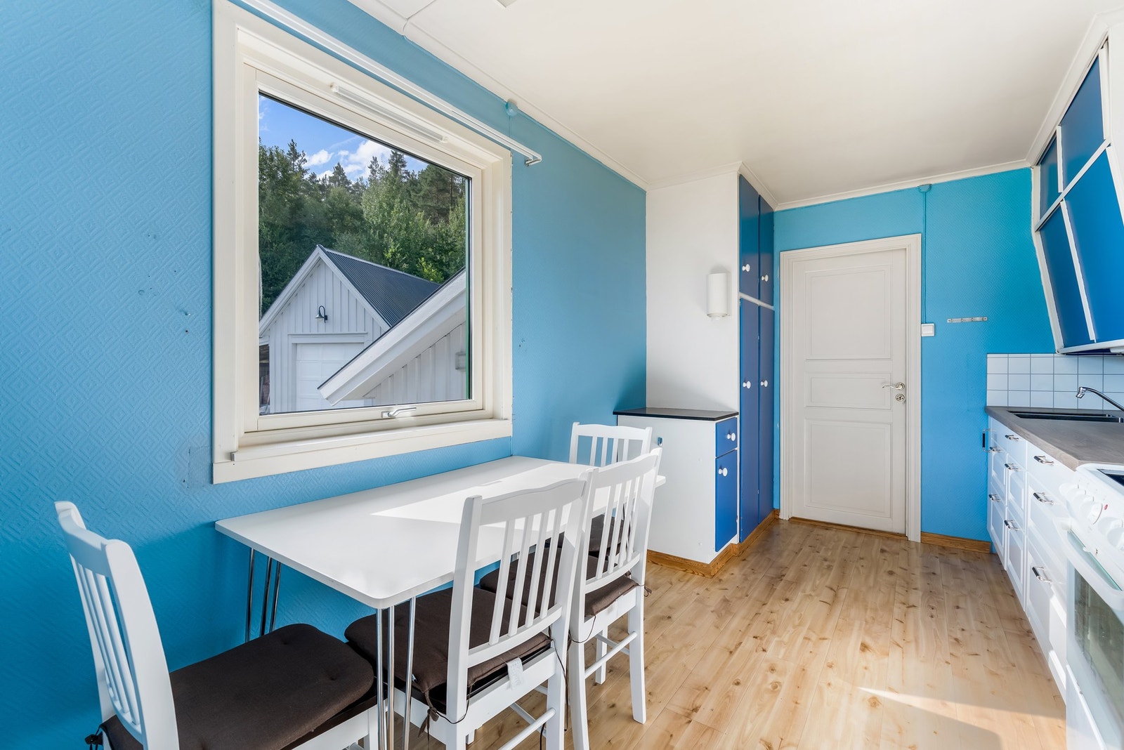 Stort vindu på kjøkkenet for god naturlig belysning. Galleribilde