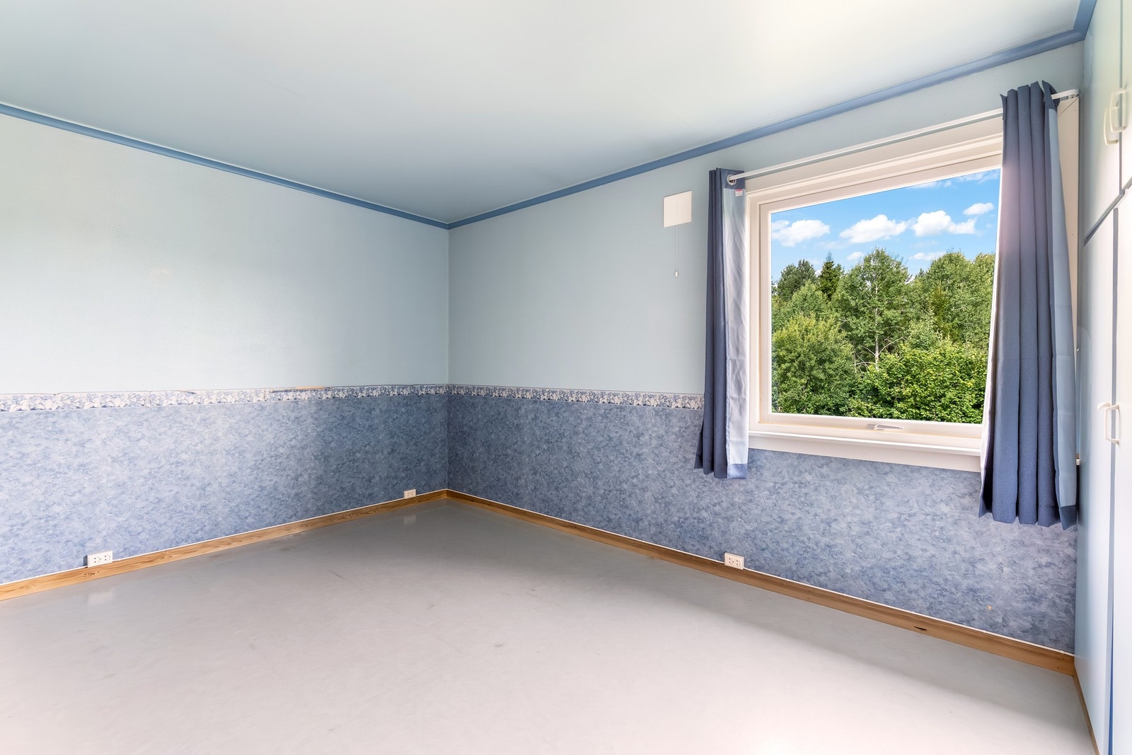 God plass til dobbeltseng og rommet har innebygde skap for god oppbevaring. Galleribilde