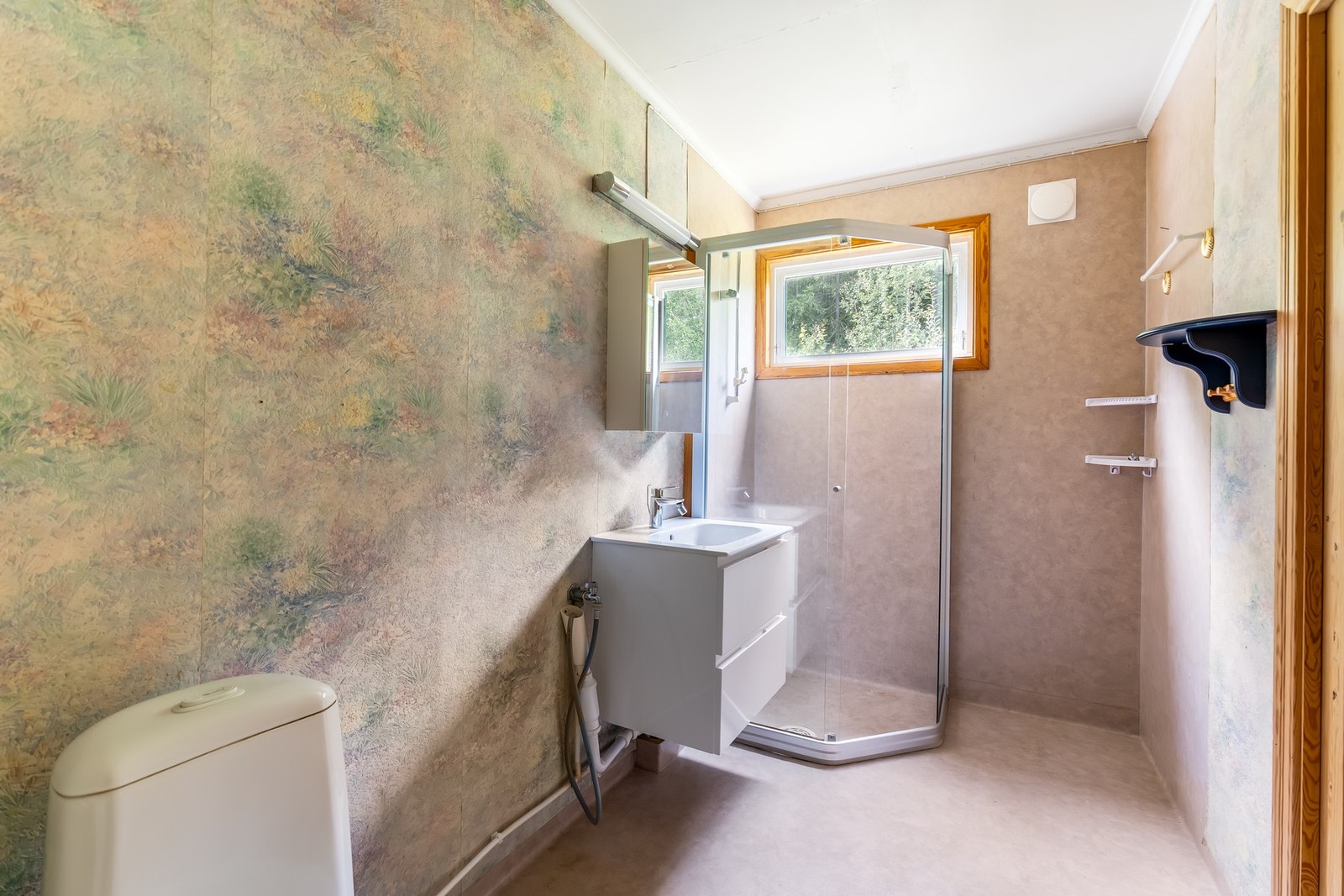 Badet i boligen er utstyrt med dusj, servantinnredning og toalett. Galleribilde