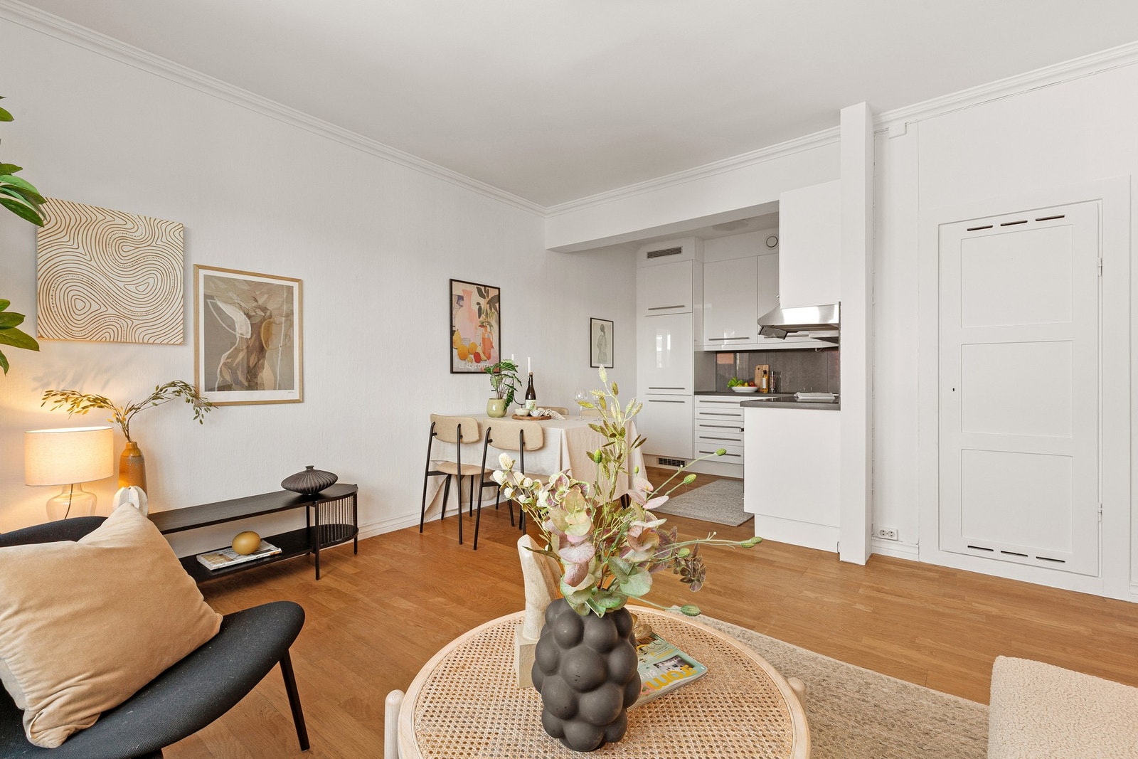 Stuen har en fin utforming som gjør det enkelt å møblere etter egne behov. Galleribilde