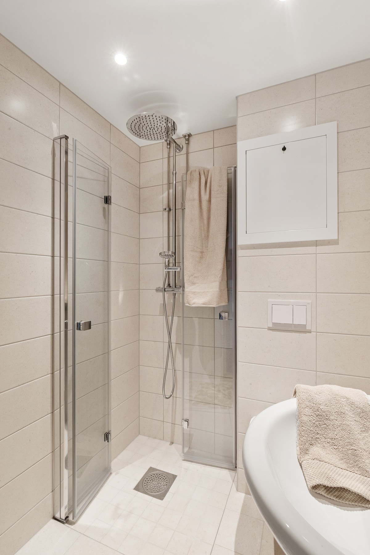 Lyst og lekkert flislagt bad med gulvvarme. Badet ble pusset opp i regi av borettslaget i 2025. Galleribilde