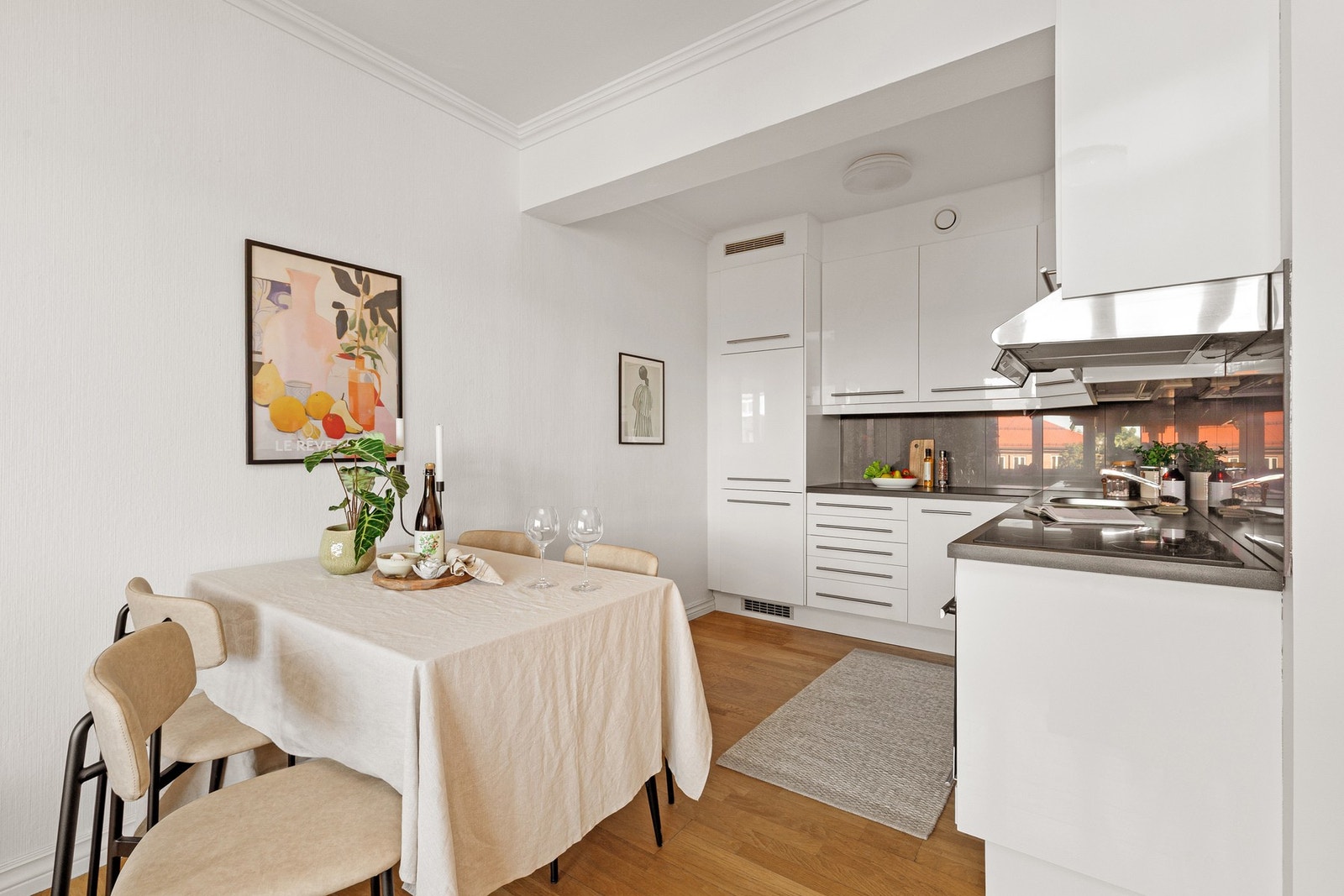 Naturlig sone for spisebord i tilknytning til kjøkkenet. Galleribilde