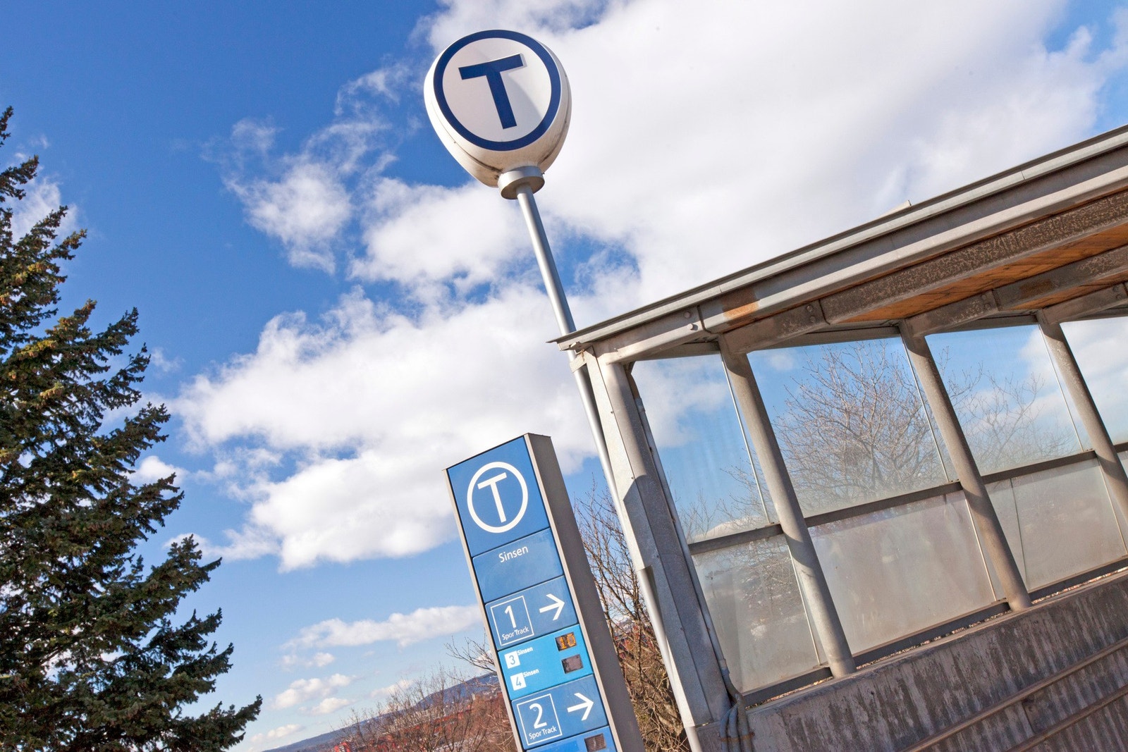 God dekning av kollektivtransport med trikkestopp Rosenhoff og Sinsen T-banestasjon i nærheten. Galleribilde