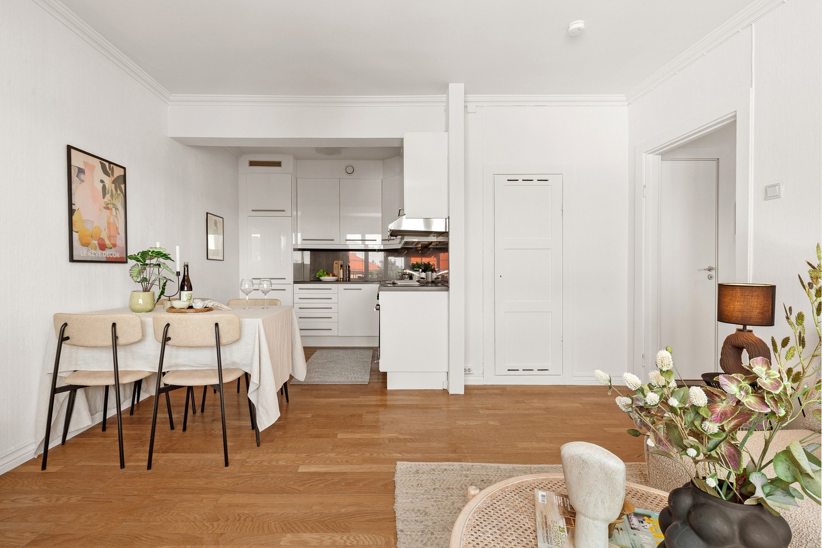 Den åpne stue/kjøkkenløsningen gir et sosialt og luftig oppholdsrom. Galleribilde