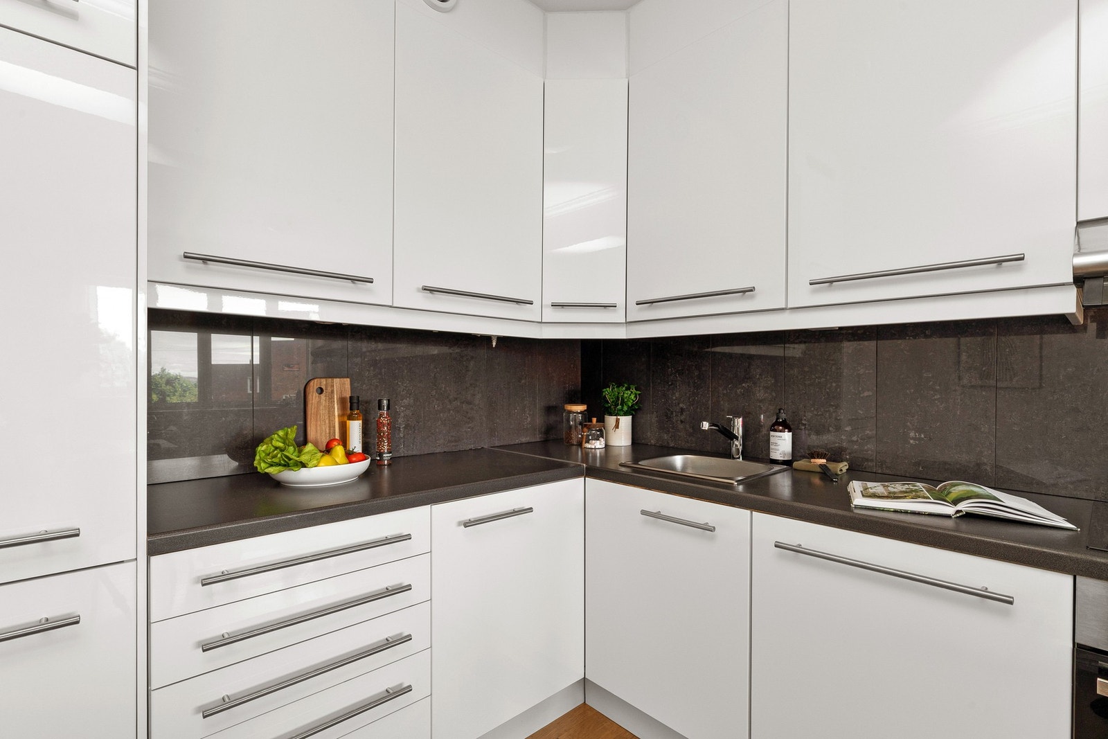 Lys og tidløs kjøkkeninnredning med god skap- og benkeplass. Galleribilde