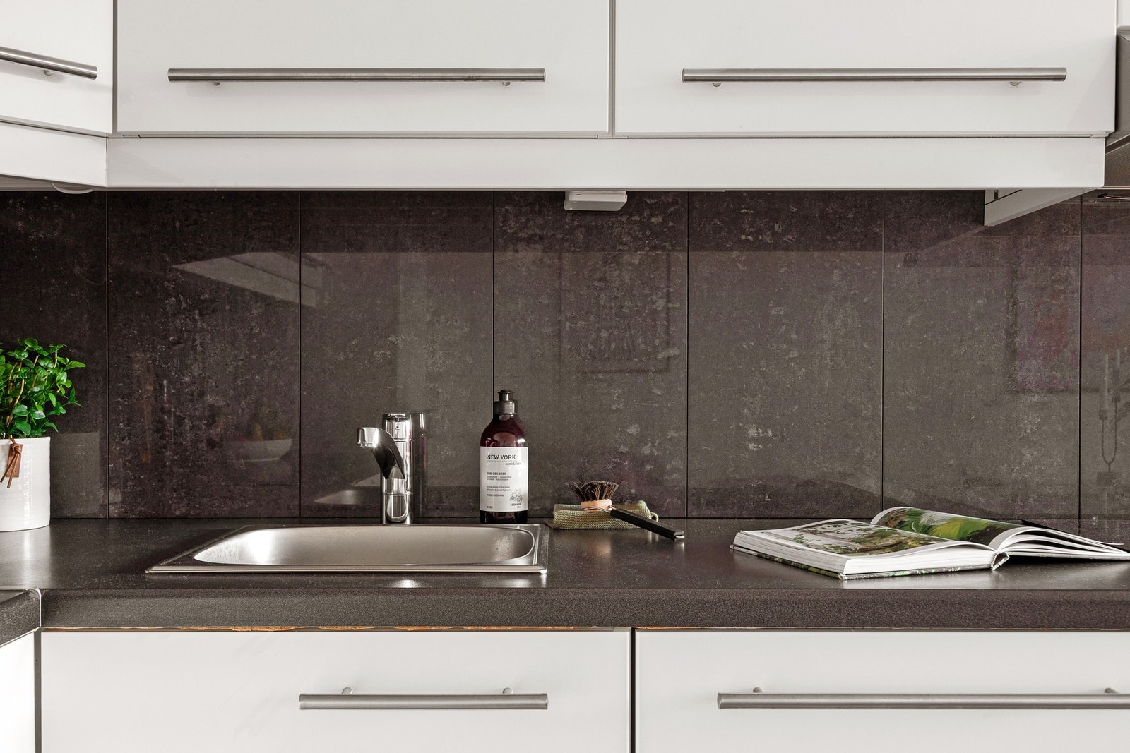 Kjøkkenet har integrert oppvaskmaskin, stekeovn og keramisk platetopp. Galleribilde