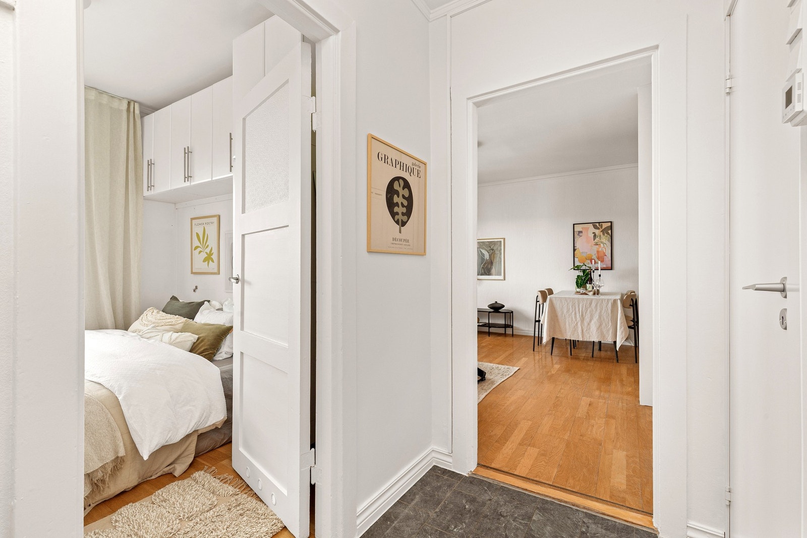 Alle rommene bindes naturlig sammen i entréen. Galleribilde