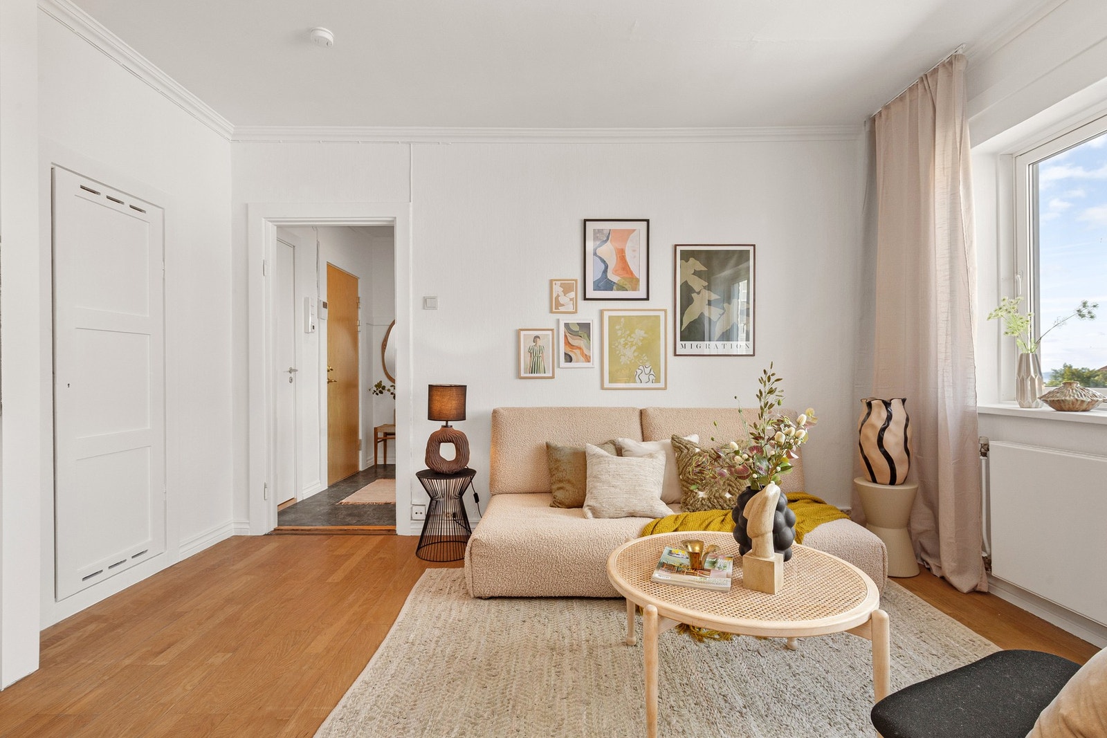 Lys og innbydende stue med gode møbleringsmuligheter. Galleribilde