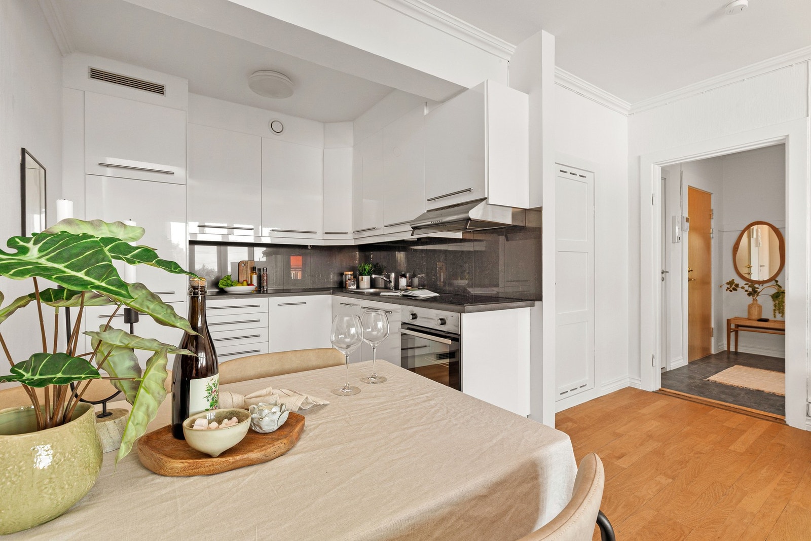 Kjøkkenet er praktisk plassert i egen krok. Galleribilde