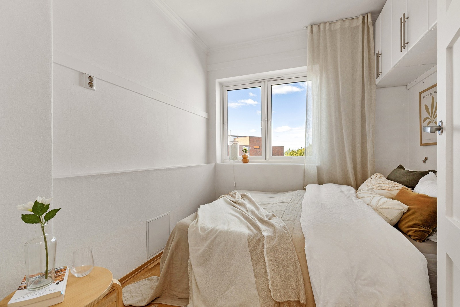 Lyst og innbydende soverom med plass til dobbeltseng. Galleribilde