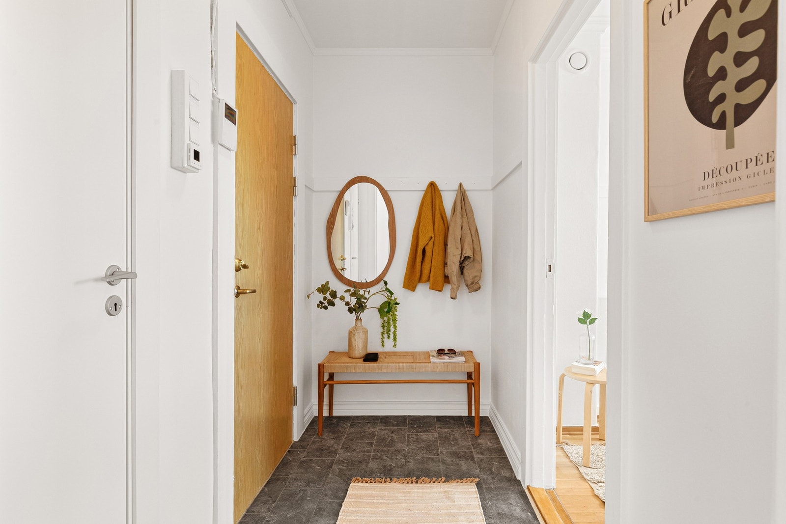 Lys og innbydende entré med god plass til å henge fra seg yttertøy og sko. Galleribilde