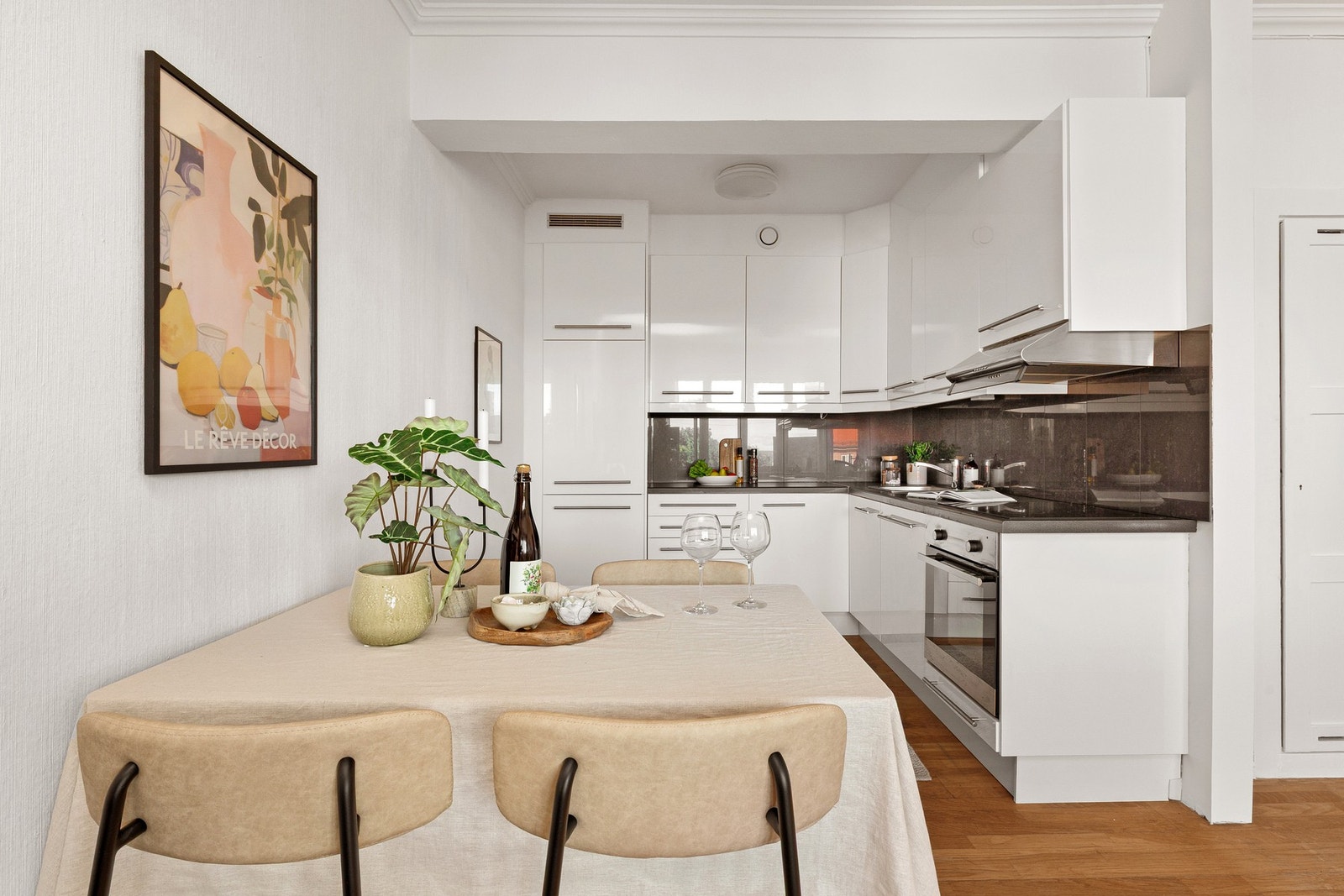 Her får du en romslig og lys leilighet i et sentrumsnært område. Galleribilde