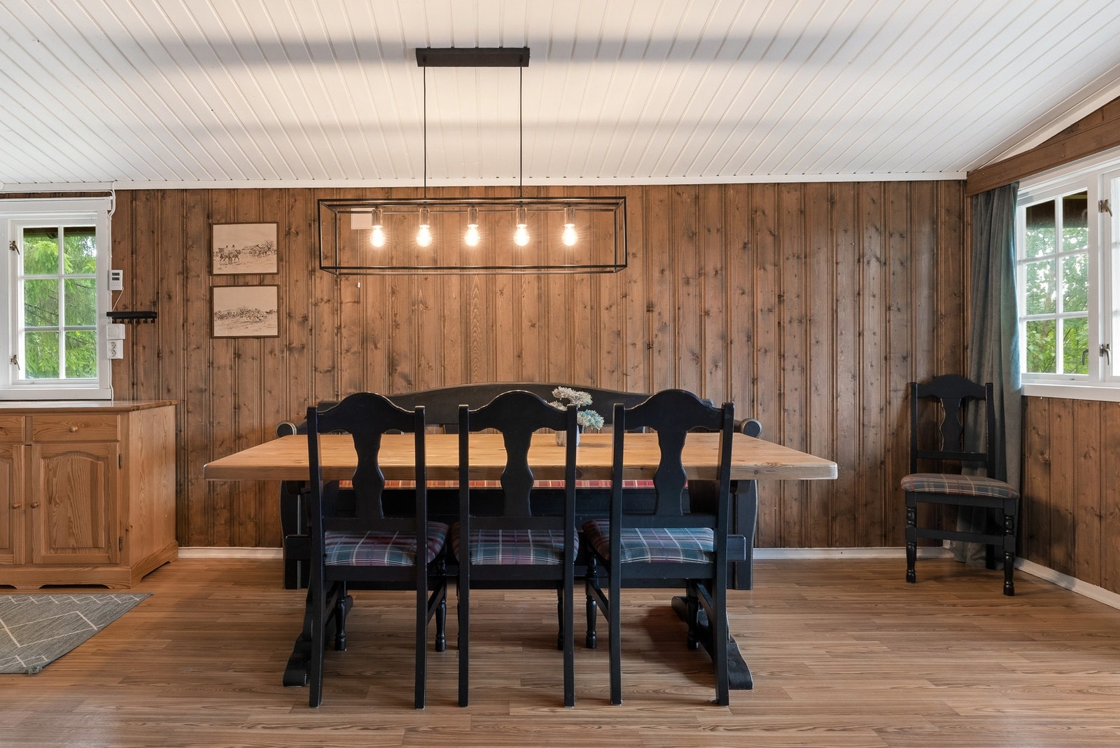 Hyggelig sone for måltider og hyttekos Galleribilde