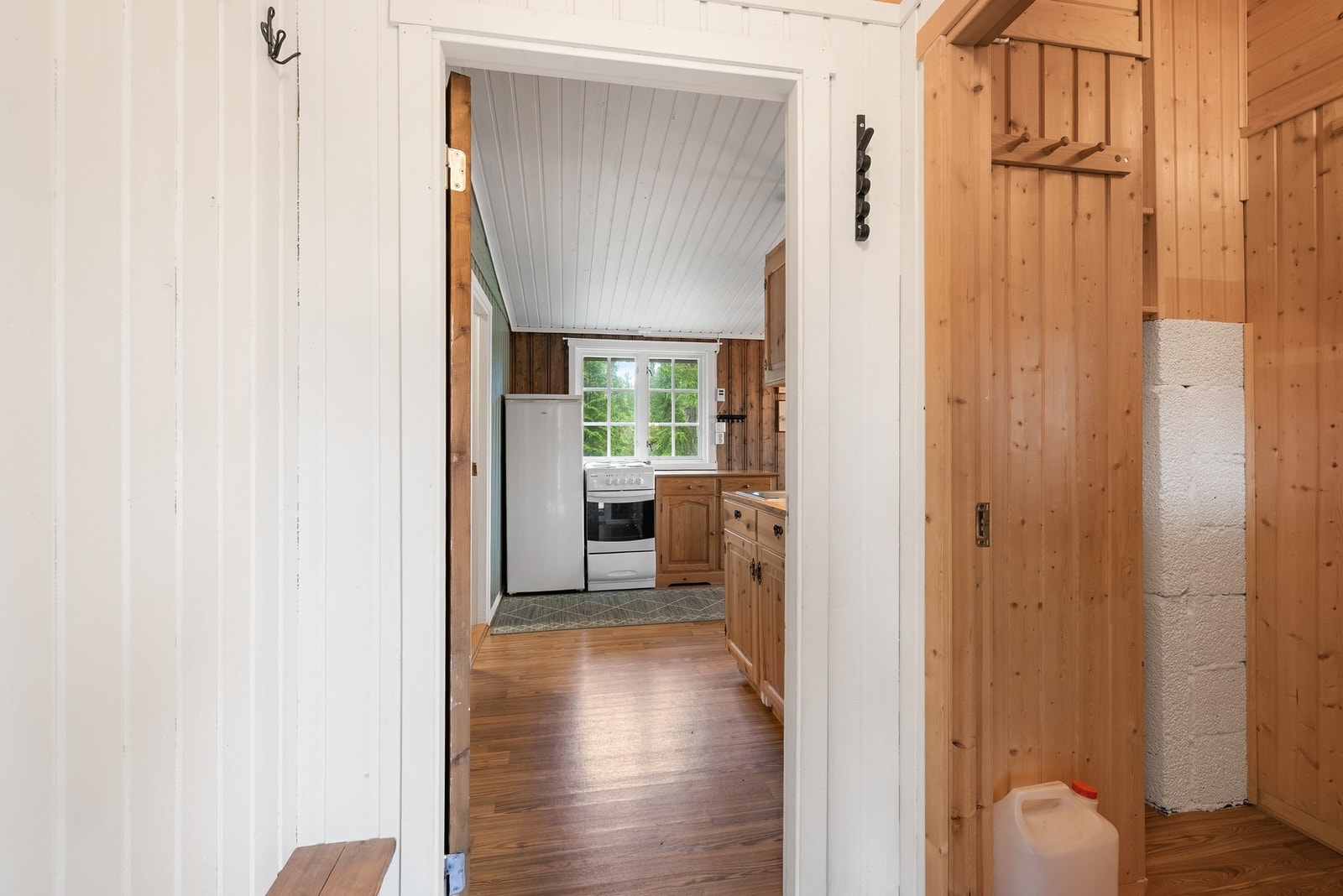 Hytta består av vindfang, bod/disp., stue/kjøkken og 2 soverom Galleribilde