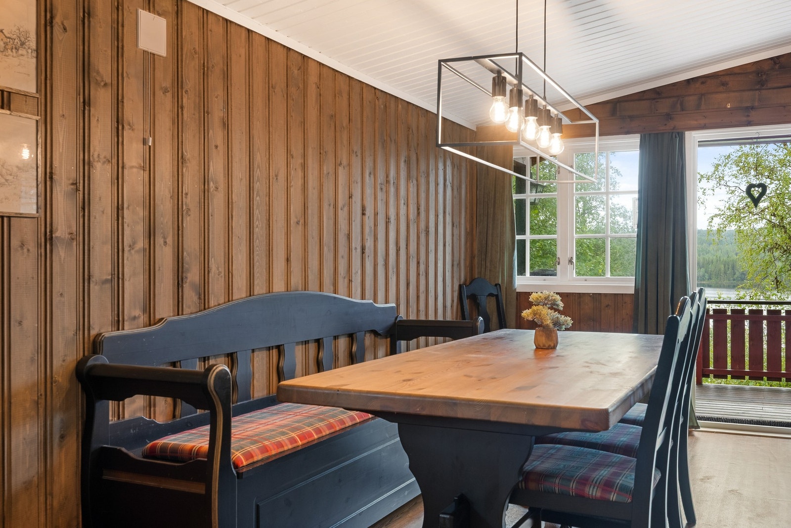 Varme fargetoner og naturlige materialer setter hyttestemningen Galleribilde