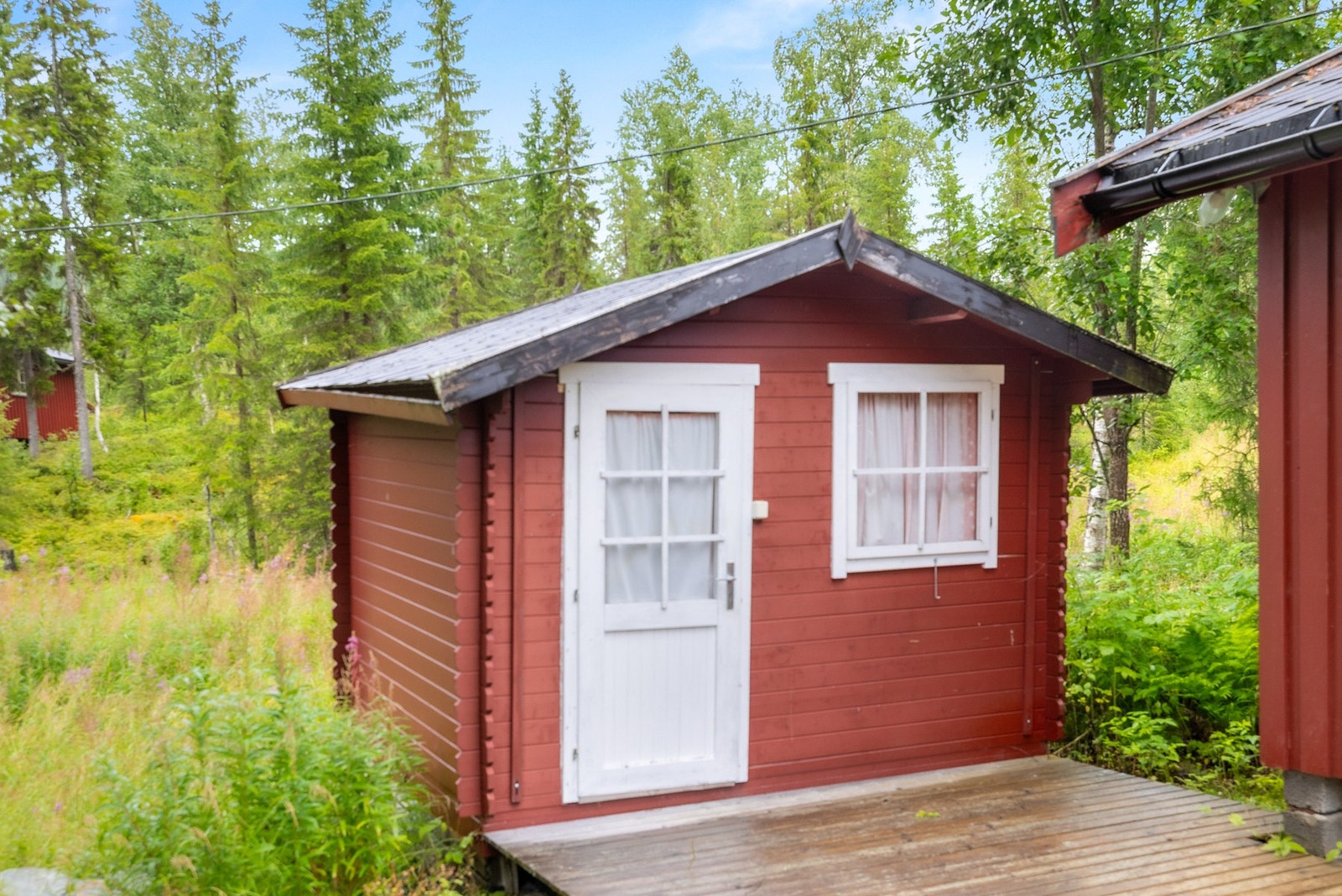 Praktisk uthus med kombinert bod/utedo Galleribilde