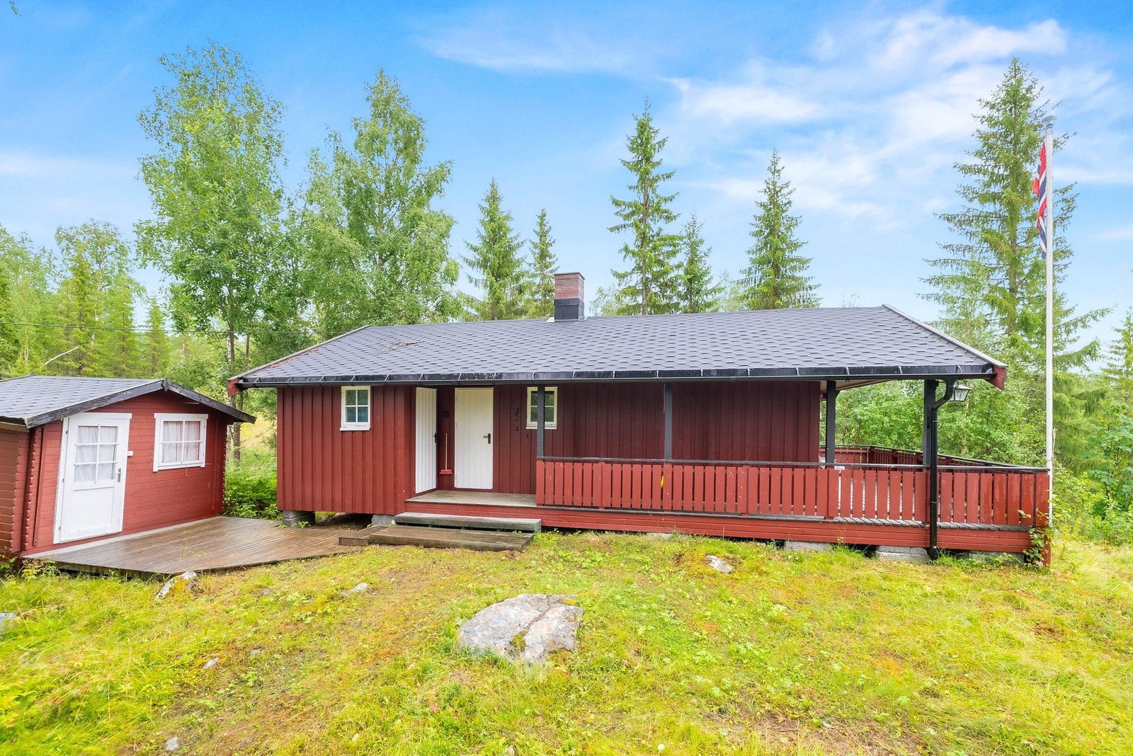 Tradisjonell hytte oppført i 1980 Galleribilde