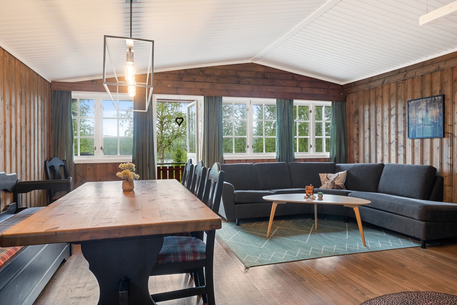 Hytta kombinerer det enkle og hjemmekoselige, med varme toner og klassisk hyttestil Galleribilde