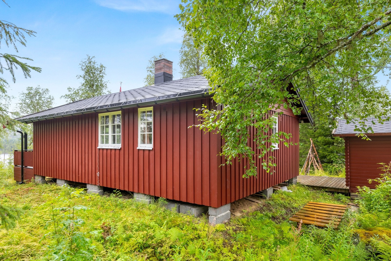 Uthuset ligger i nær avstand til hytta Galleribilde