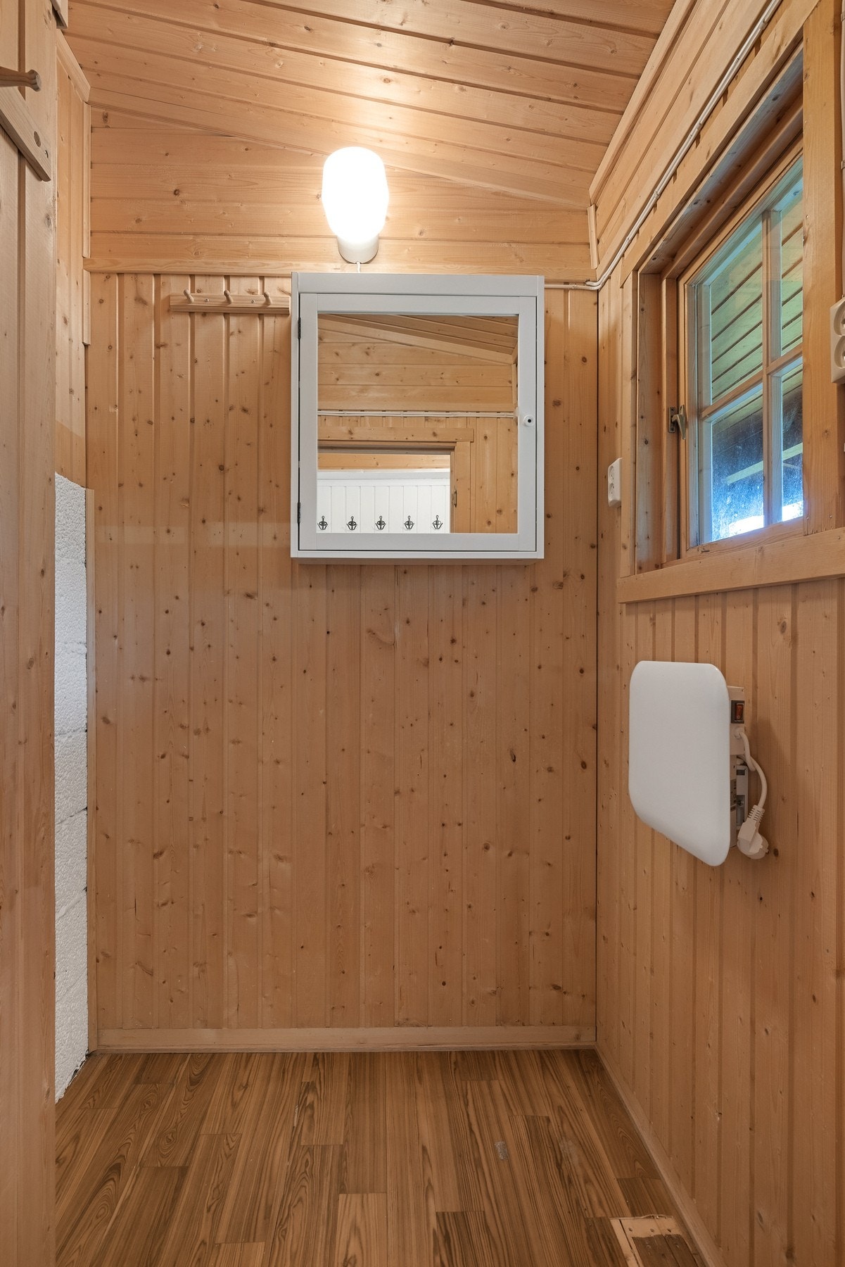 Det er ikke innlagt vann eller avløp. Vann hentes fra felles vannpost like i nærheten Galleribilde