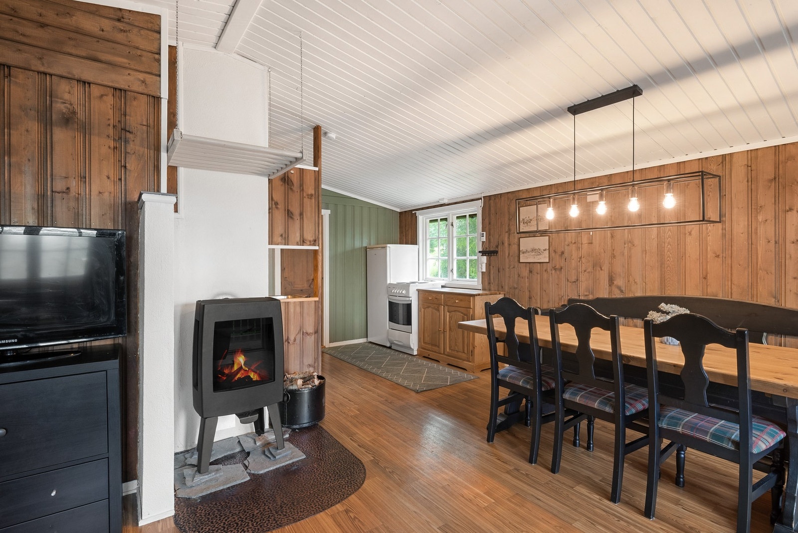 Enkelt hyttekjøkken med åpen løsning mot stue Galleribilde