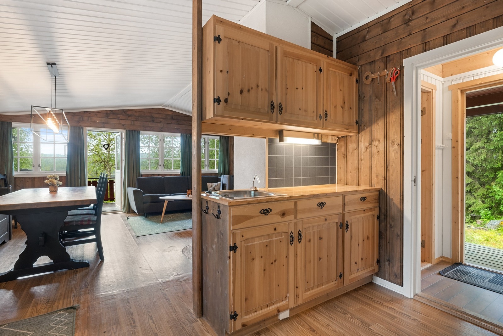 kjøkkeninnredning i heltre furu Galleribilde