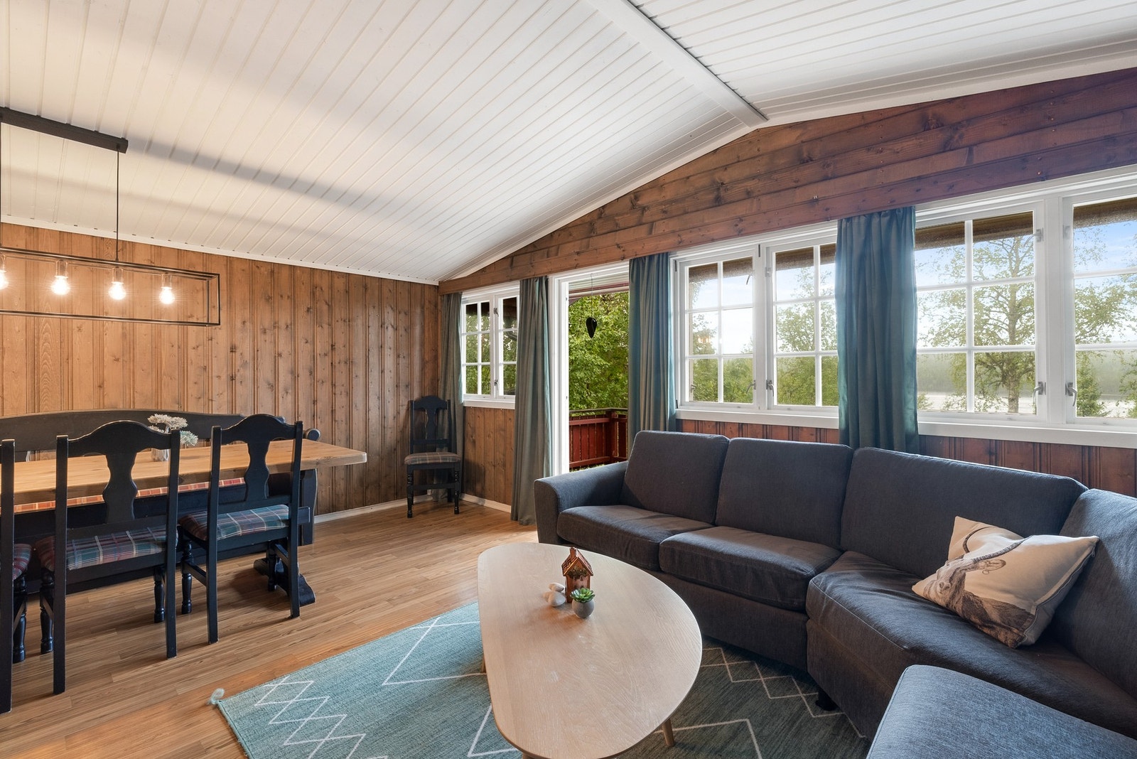 Fin utsikt vestover mot vakre Laksjøen Galleribilde