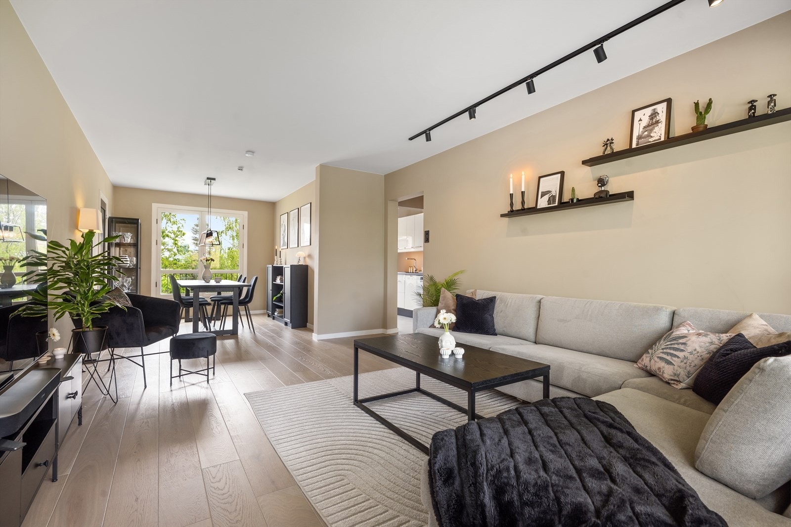 Stuen er romslig og det er plass til å møblere i flere soner. Galleribilde