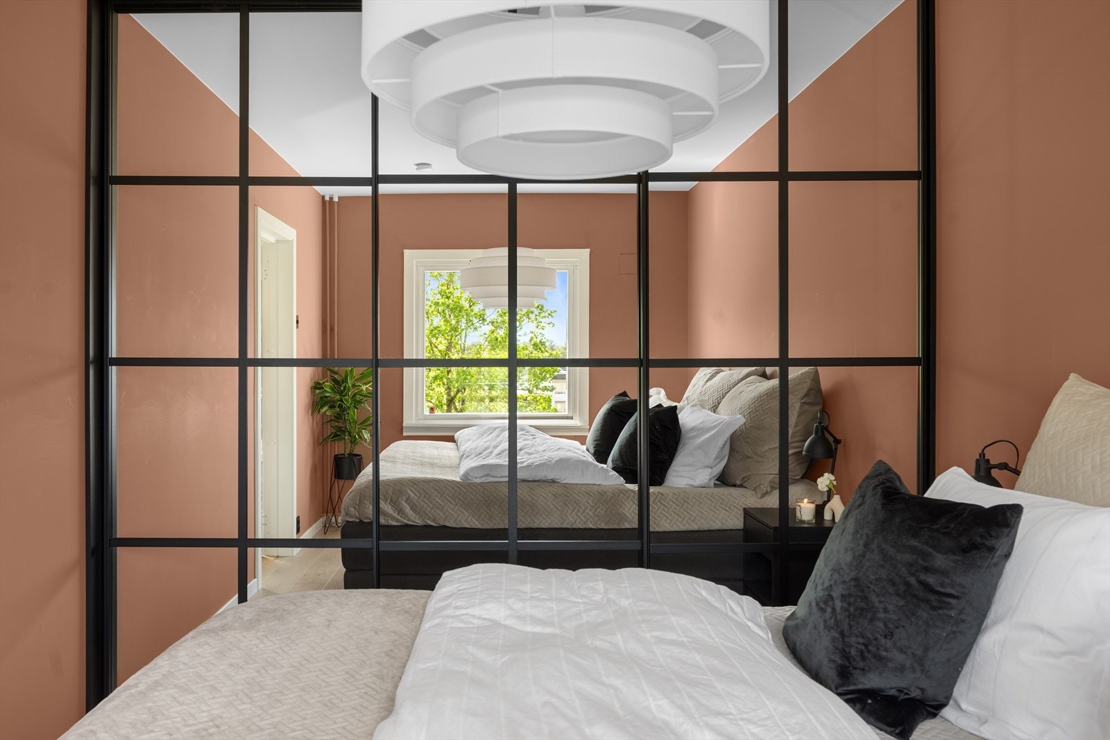 Her er det også satt inn en romslig garderobe med skyvedører med speilfronter. Galleribilde